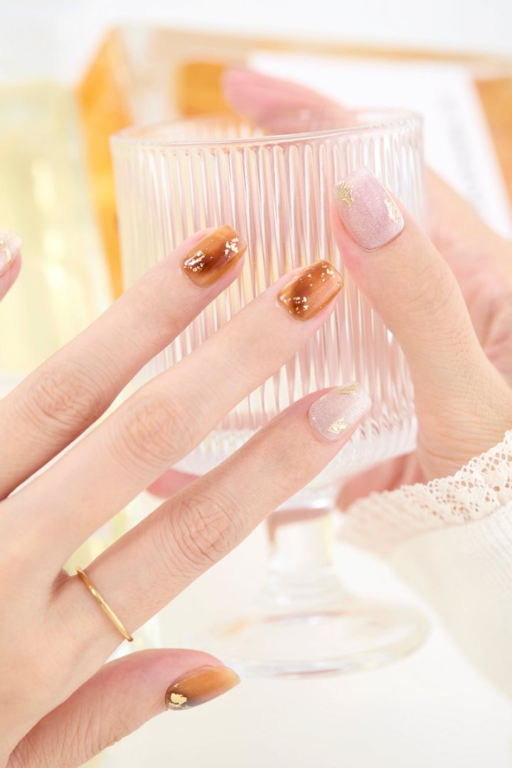 ootd.nail キャメルブラウン ジェルネイルチップ 着用イメージ|キャメルブラウンとベージュの上品グラデーションに金箔を散りばめたデザイン。柔らかくも高級感のある、繰り返し使えるジェルネイルチップ。