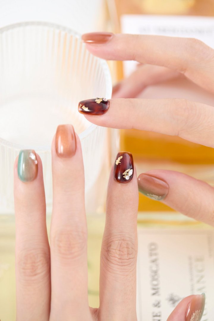 ootd.nail グリーンブラウン ジェルネイルチップ 着用イメージ|カーキグリーンとブラウンの上品グラデーションに、金箔&ビジューをあしらった大人デザイン。秋冬ファッションに映える繰り返し使えるネイルチップ。