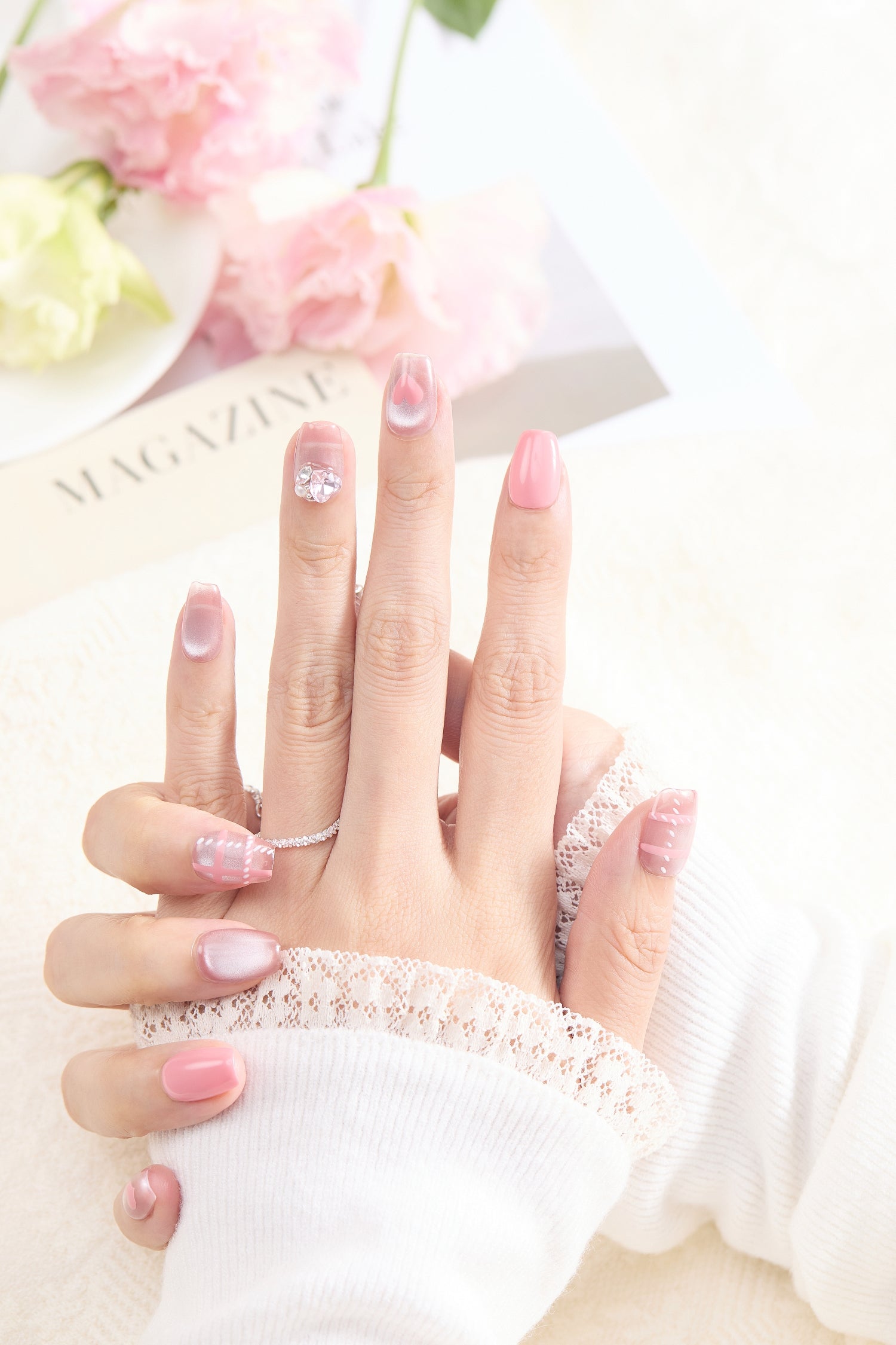 ootd.nail ピーチオレンジ、ピンク × シルバーラメ、ストーン、 ジェルネイルチップ着用イメージ|上品なヌードピンクにストーン、チェック柄、ハートアートを合わせた大人可愛いデザイン。繰り返し使えるリユーザブルネイル。