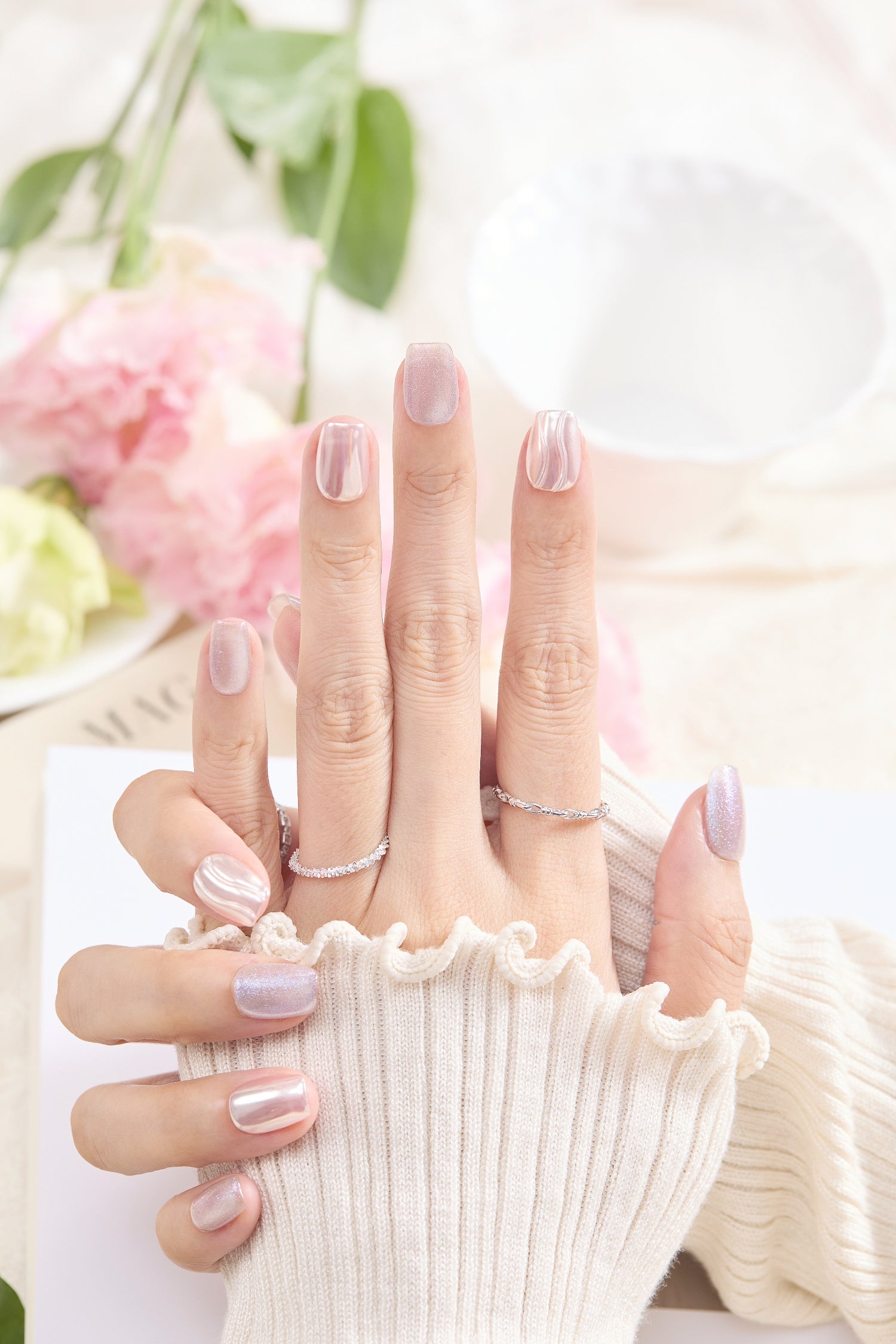 ootd.nail ベージュピンク × オーロラミラー ジェルネイルチップ着用イメージ|繊細なラメとつやめくミラーニュアンスが指先を上品に。柔らかい色味で普段使いにも特別な日にも馴染むデザイン。