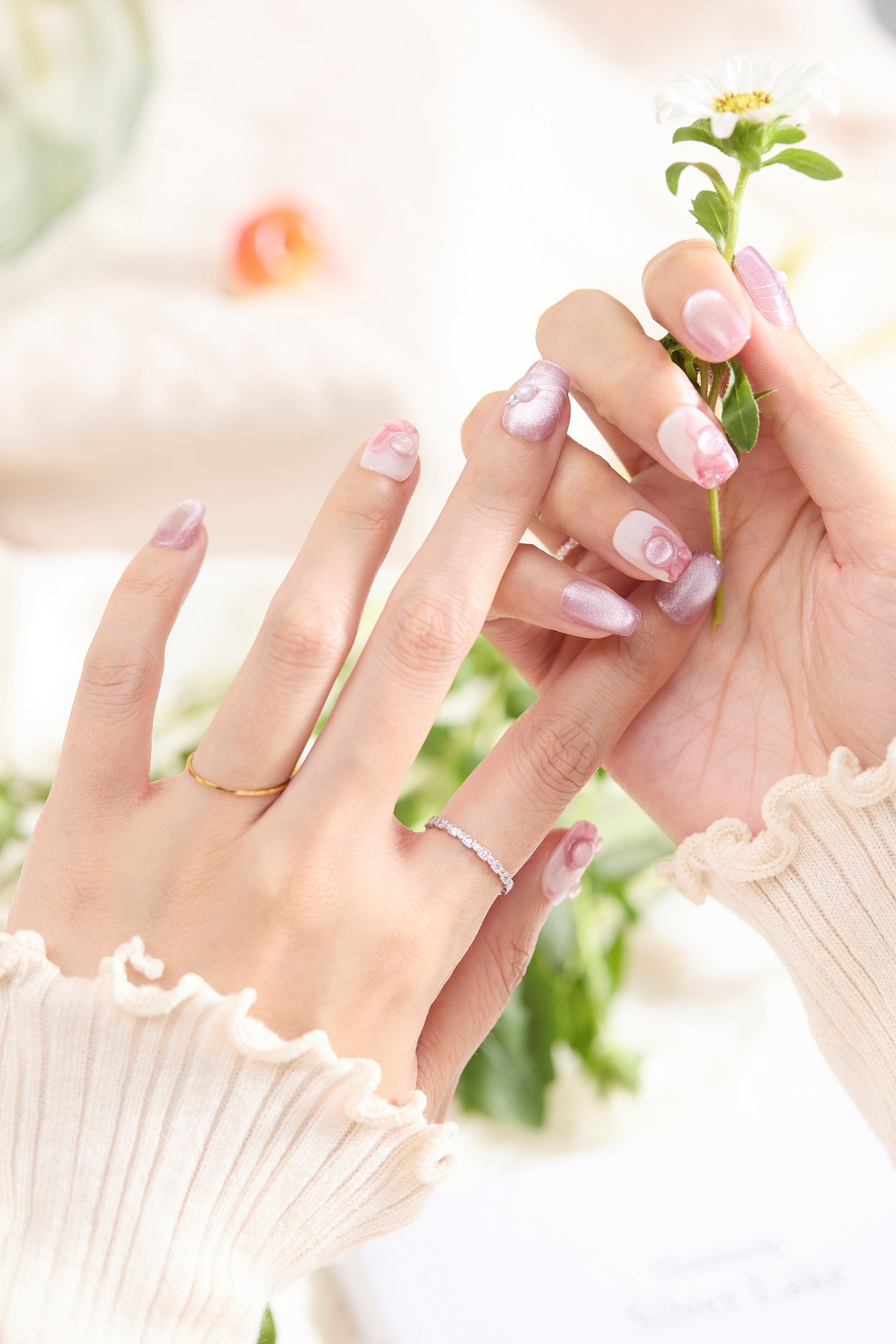 ootd.nail ピンクマーブル × ミラーバブル ジェルネイルチップ 着用イメージ|淡いピンクのマーブルと立体ミラードットが指先を可憐に彩る春ネイル。繰り返し使えるリユーザブルデザイン。