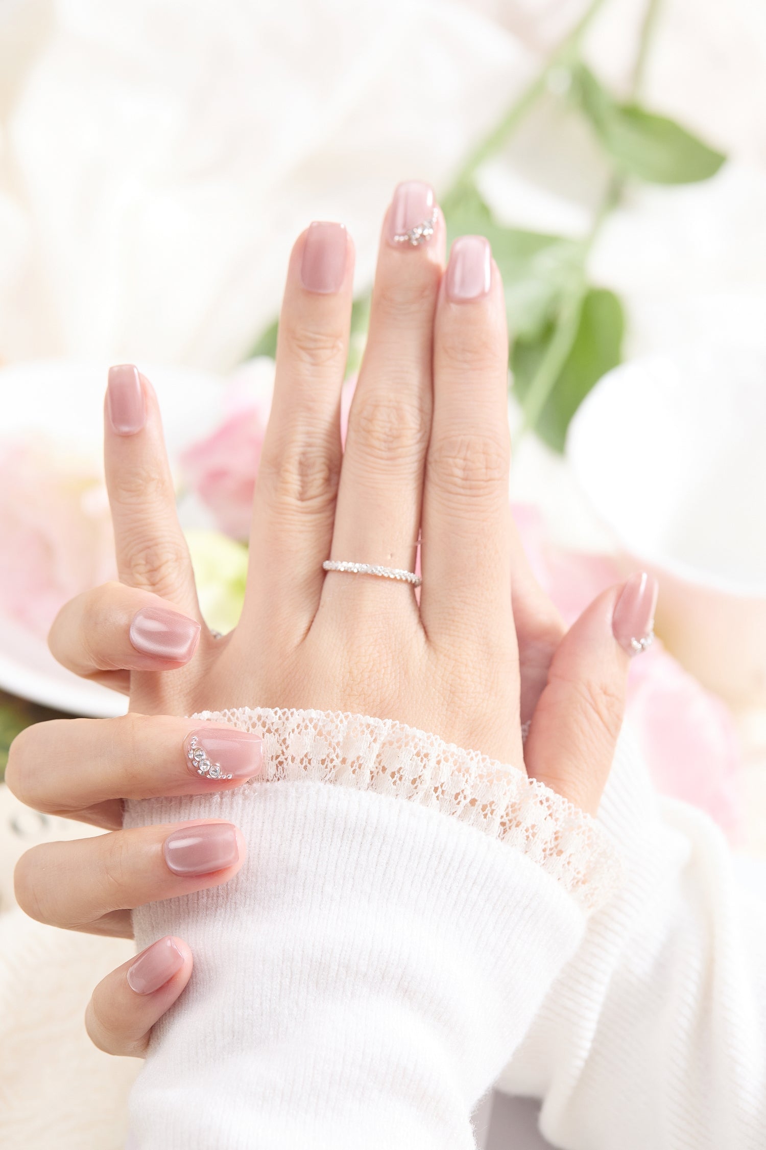 ootd.nail くすみピンク × ビジューカーブ ジェルネイルチップ 着用イメージ|繊細なツヤ感ピンクにビジューをカーブ状にあしらった上品デザイン。指先を華奢で女性らしく見せる、大人可愛いリユーザブルネイル。