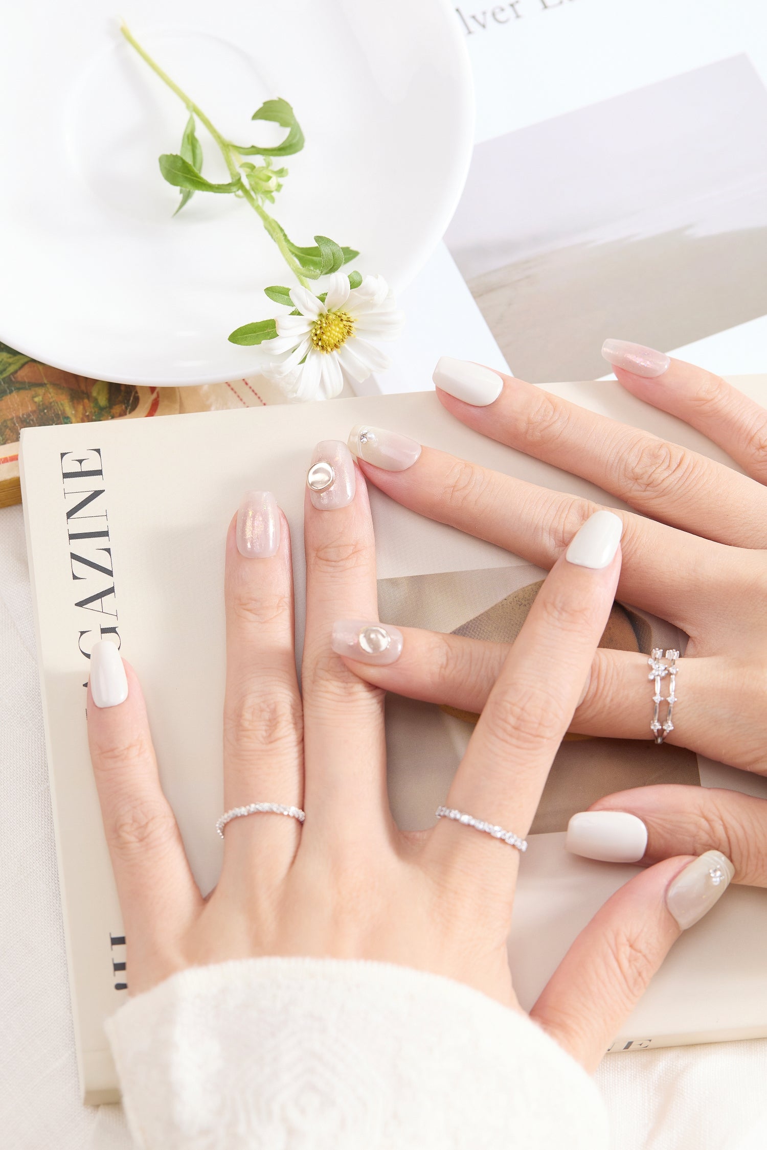 ootd.nail グレージュ × シルバーパーツ ジェルネイルチップ 着用イメージ|透明感グレージュに大きめメタルチャームとパール風ストーンが輝く大人フェミニンデザイン。officeシーンにも馴染む上品ネイル。