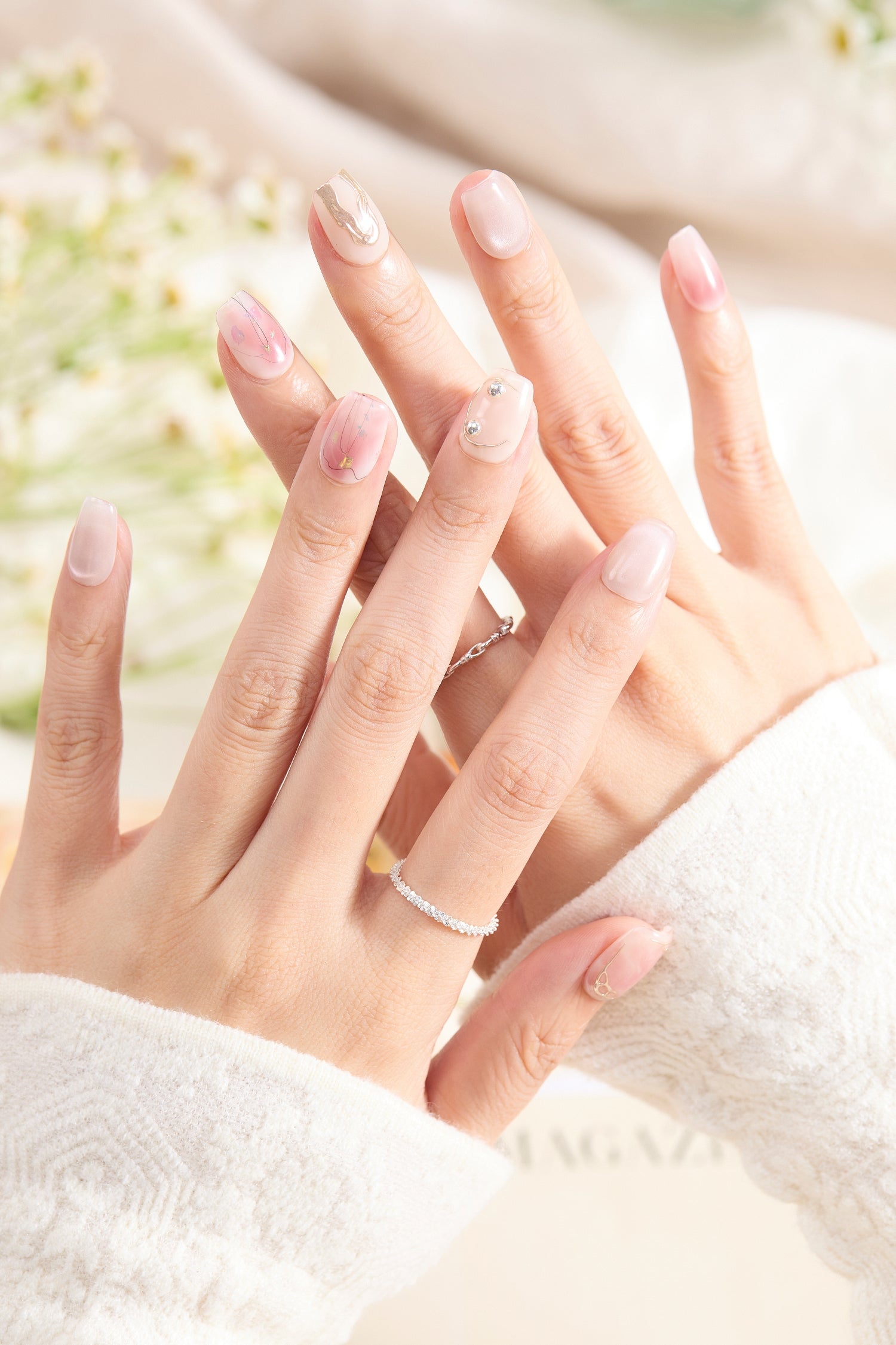 ootd.nail ピンクベージュ × ゴールドニュアンス ジェルネイルチップ 着用イメージ|透明感ピンクにメタリックラインを重ねた大人ナチュラルデザイン。デイリーにも特別な日にも使えるリユーザブルネイル。
