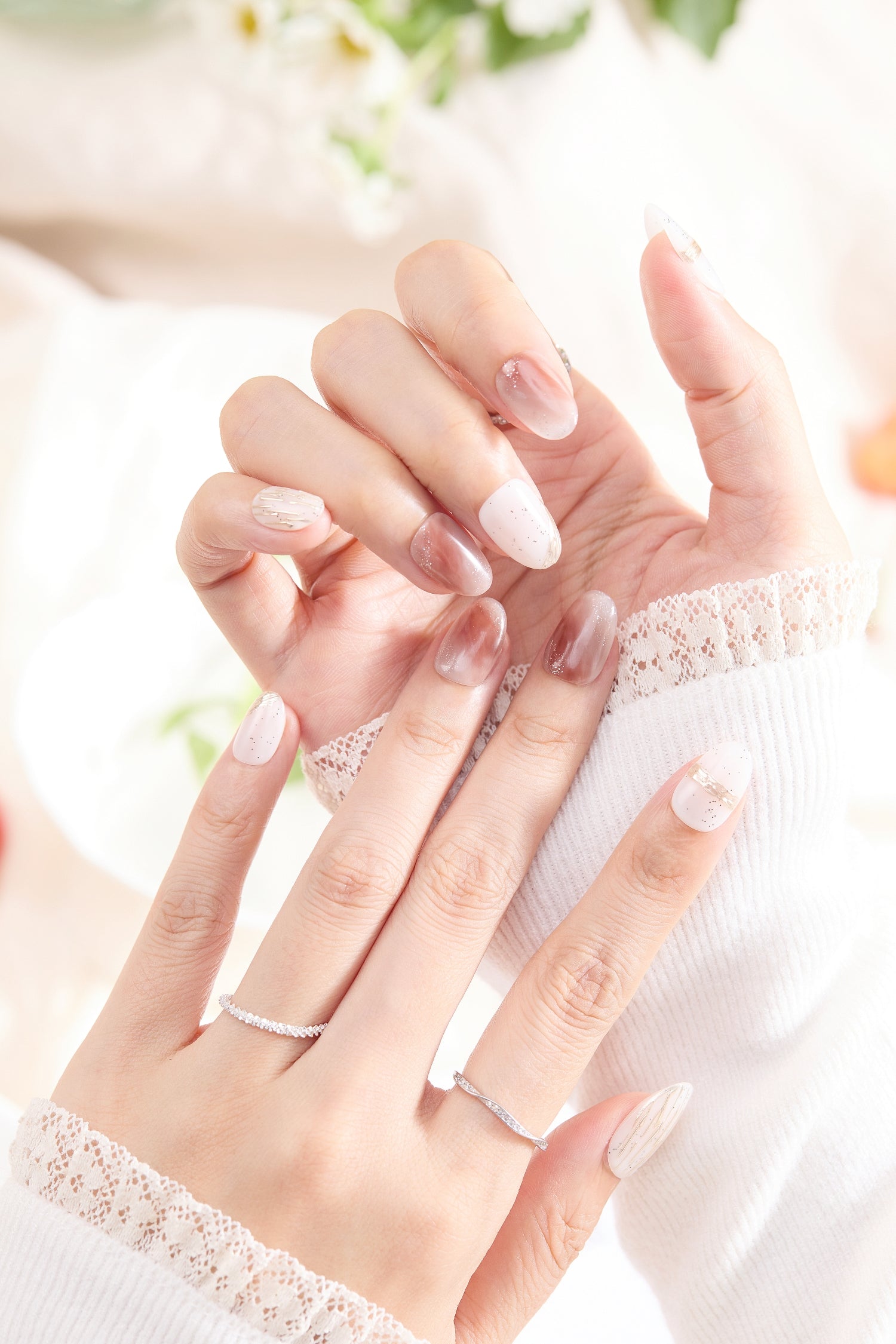 ootd.nail ホワイト × ブラウンニュアンス ジェルネイルチップ着用イメージ|ホワイトベースにゴールドライン・ブラウンの透け感アート・繊細ドットを合わせた大人フェミニンデザイン。繰り返し使えるリユーザブルネイル。