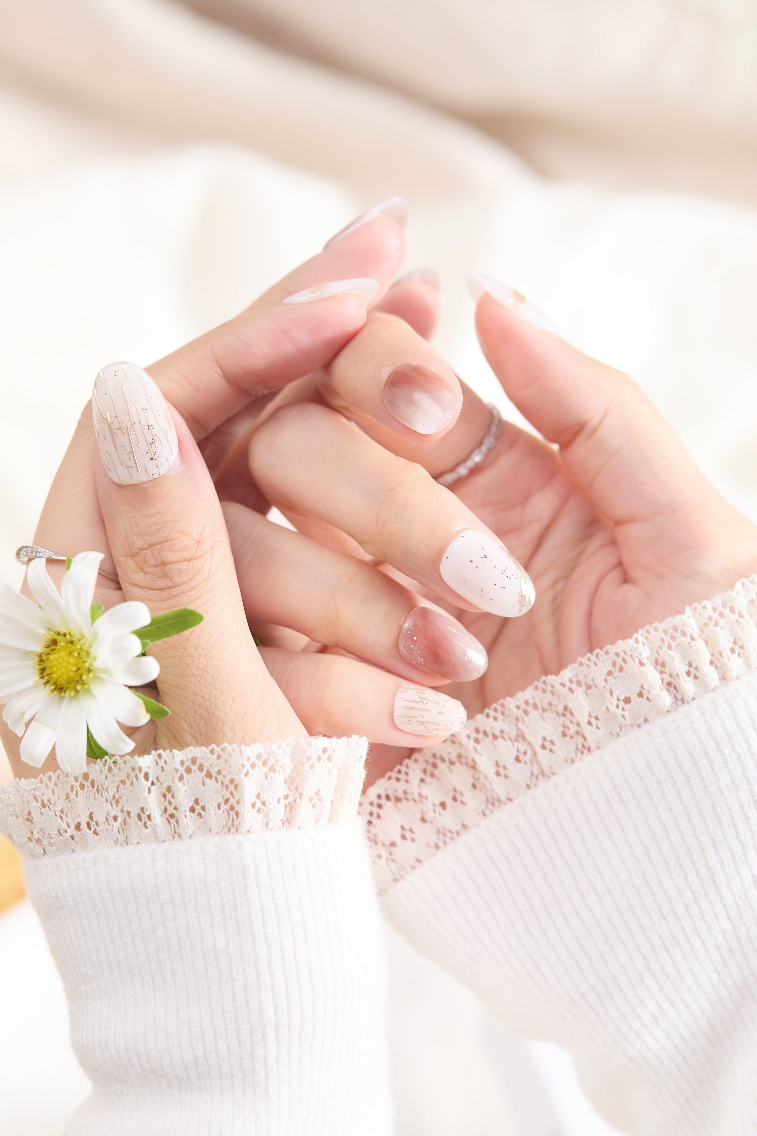 ootd.nail ホワイト × ブラウンニュアンス ジェルネイルチップ着用イメージ|ホワイトベースにゴールドライン・ブラウンの透け感アート・繊細ドットを合わせた大人フェミニンデザイン。繰り返し使えるリユーザブルネイル。