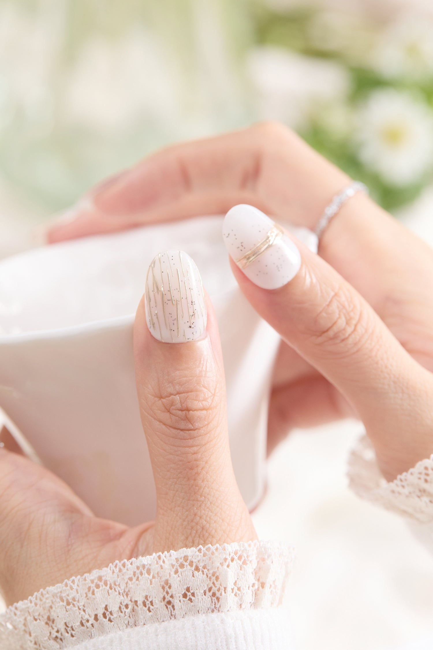 ootd.nail ホワイト × ブラウンニュアンス ジェルネイルチップ着用イメージ|ホワイトベースにゴールドライン・ブラウンの透け感アート・繊細ドットを合わせた大人フェミニンデザイン。繰り返し使えるリユーザブルネイル。
