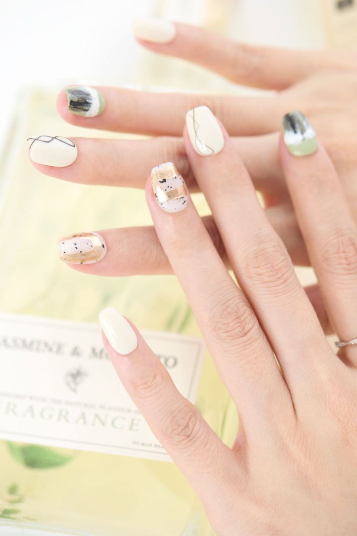 ootd.nail モノトーンフラワー ジェルネイルチップ|グレー・カーキ・ベージュを基調に、繊細な白い花とゴールドアクセントを加えた大人モードデザイン。シックで洗練された印象を与える、繰り返し使えるジェルネイルチップ。
