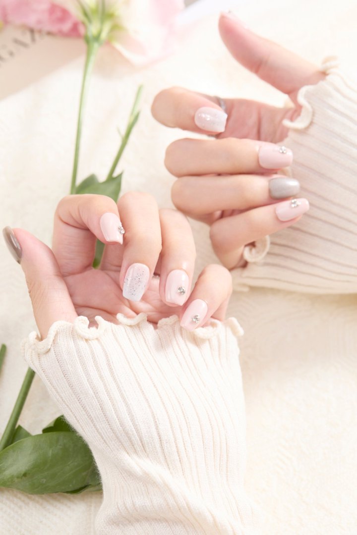 ootd.nail ヌードピンク × シルバーラメ ジェルネイルチップ 着用イメージ|上品なピンクベージュにストーンとラメを散りばめた清楚な指先を演出。デートやオフィスにも使える繰り返し使えるリユーザブルネイル。