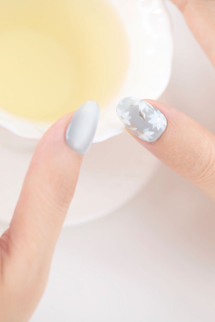 ootd.nail フラワーブルー ジェルネイルチップ 着用イメージ|くすみブルーにホワイトフラワーが映える上品デザイン。指先を爽やかに彩る大人のナチュラルネイル。