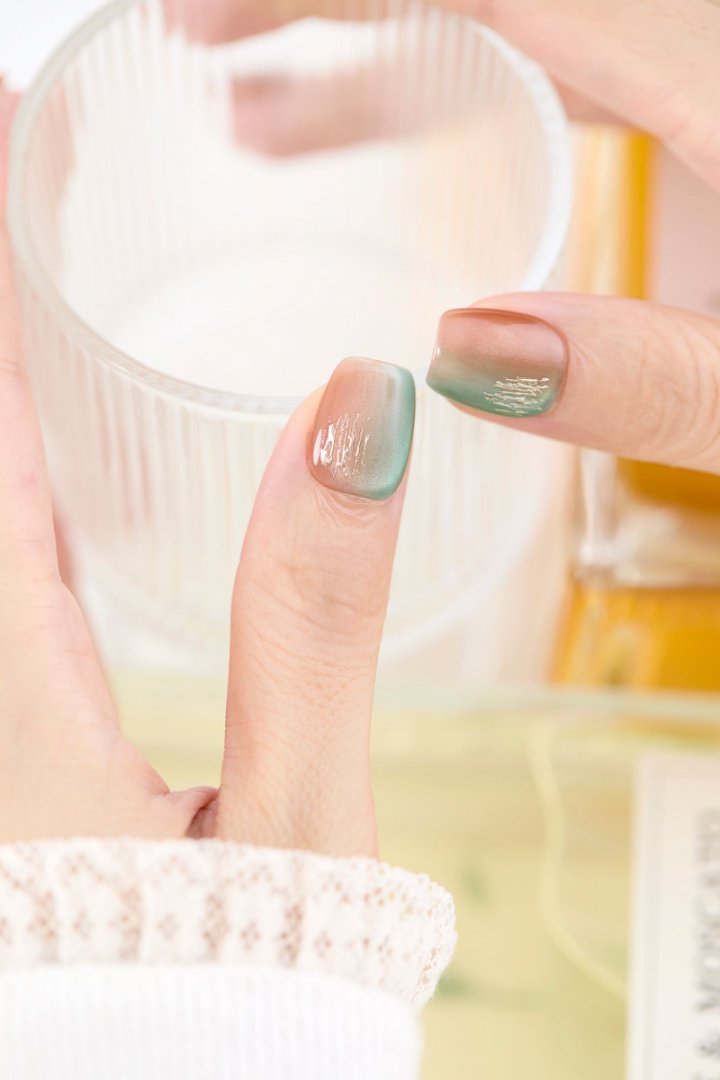 ootd.nail グリーンブラウン ジェルネイルチップ 着用イメージ|カーキグリーンとブラウンの上品グラデーションに、金箔&ビジューをあしらった大人デザイン。秋冬ファッションに映える繰り返し使えるネイルチップ。