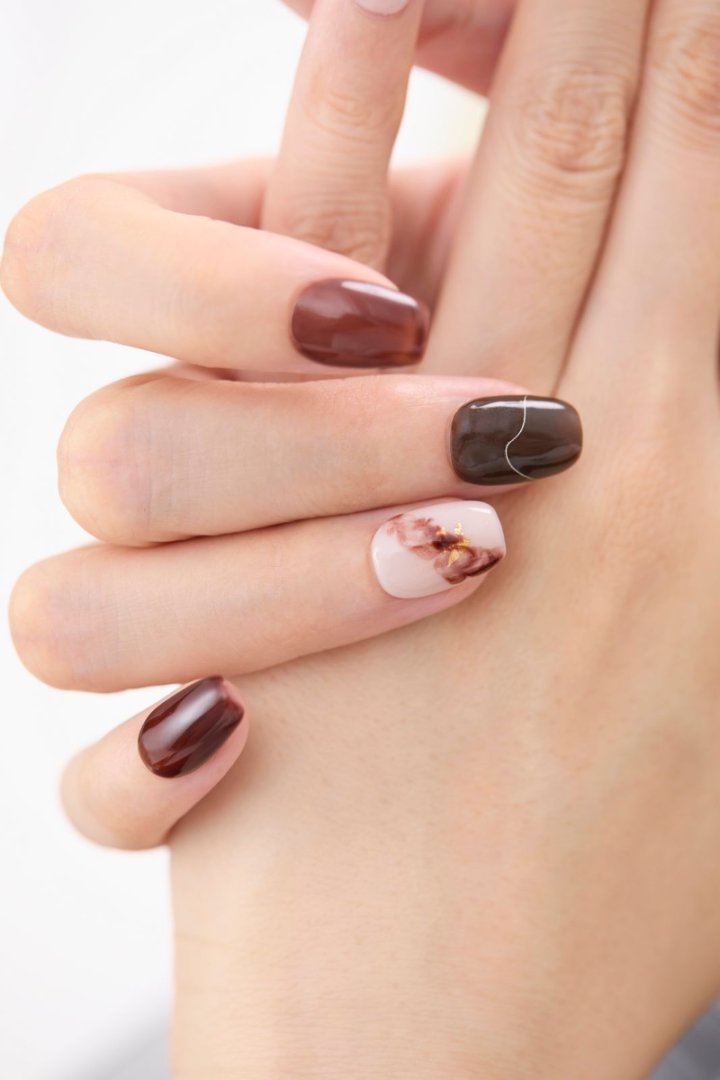 ootd.nail ブラウン × マーブルアート ジェルネイルチップ 着用イメージ|深みブラウンとミルキーベージュのマーブルにゴールドを散りばめた大人ニュアンスネイル。指先が細見えする上品デザイン。繰り返し使えるリユーザブルネイル。