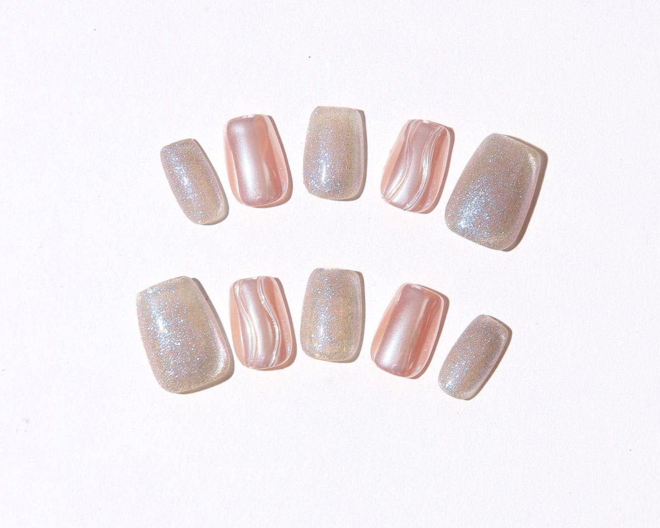 ootd.nail ベージュピンク × オーロラミラー ジェルネイルチップ|繊細なラメとつやめくミラーニュアンスが指先を上品に。柔らかい色味で普段使いにも特別な日にも馴染むデザイン。