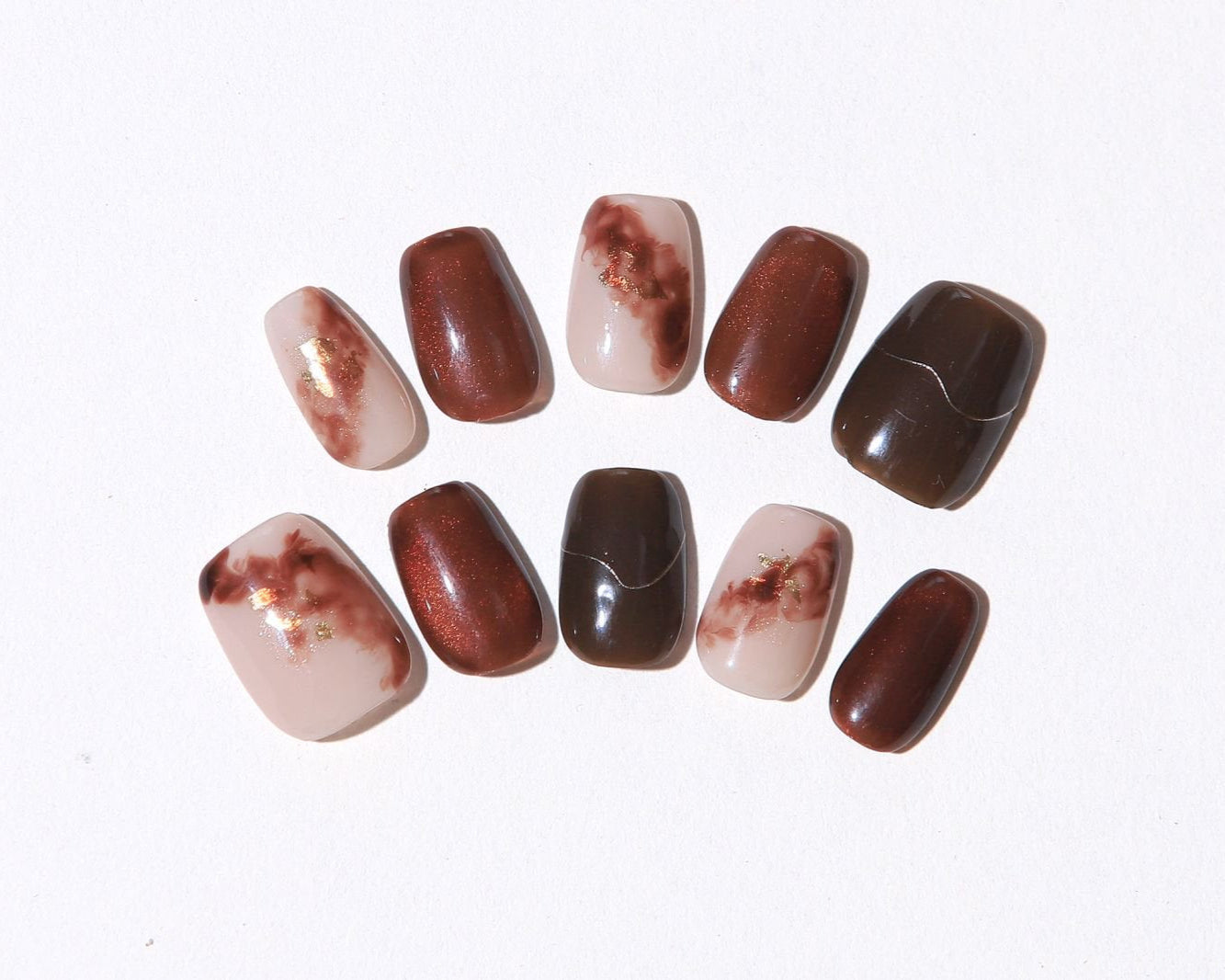 ootd.nail ブラウン × くすみピンク マーブル ジェルネイルチップ|深みブラウンとヌードピンクのニュアンスマーブルにゴールドを添えた大人可愛いデザイン。秋冬に映える上品カラー。繰り返し使えるリユーザブルネイルチップ。