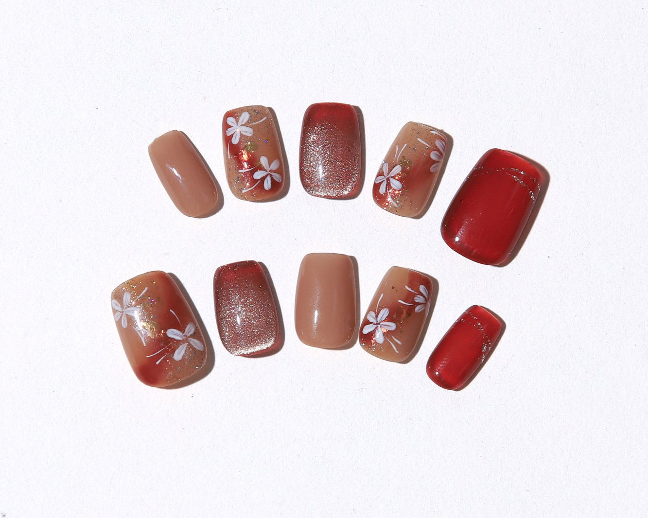 ootd.nail レッドフラワー ジェルネイルチップ|深みのあるレッドとヌードブラウンに、繊細な白い花アートとラメをあしらった上品デザイン。秋冬の指先を彩る、繰り返し使えるジェルネイルチップ。