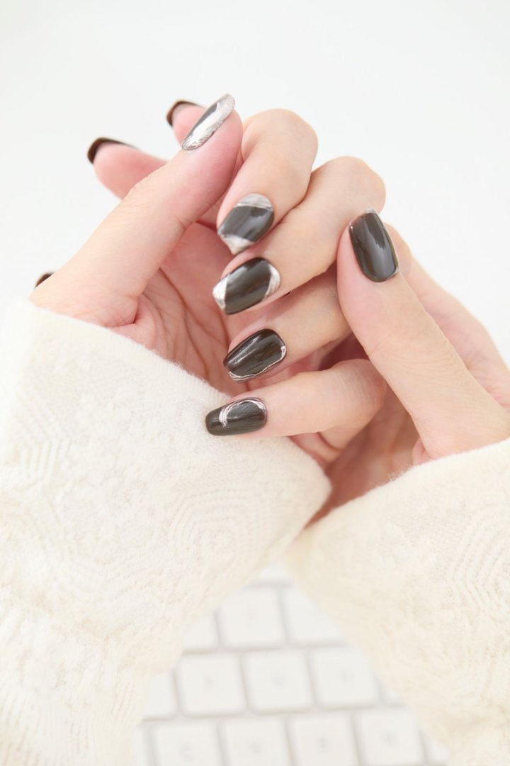 ootd.nail ダークブラウン × メタリックニュアンス ジェルネイルチップ 着用イメージ|深みのあるブラウンにシルバーのニュアンスラインを重ねたモードな指先。繰り返し使えるリユーザブルネイル