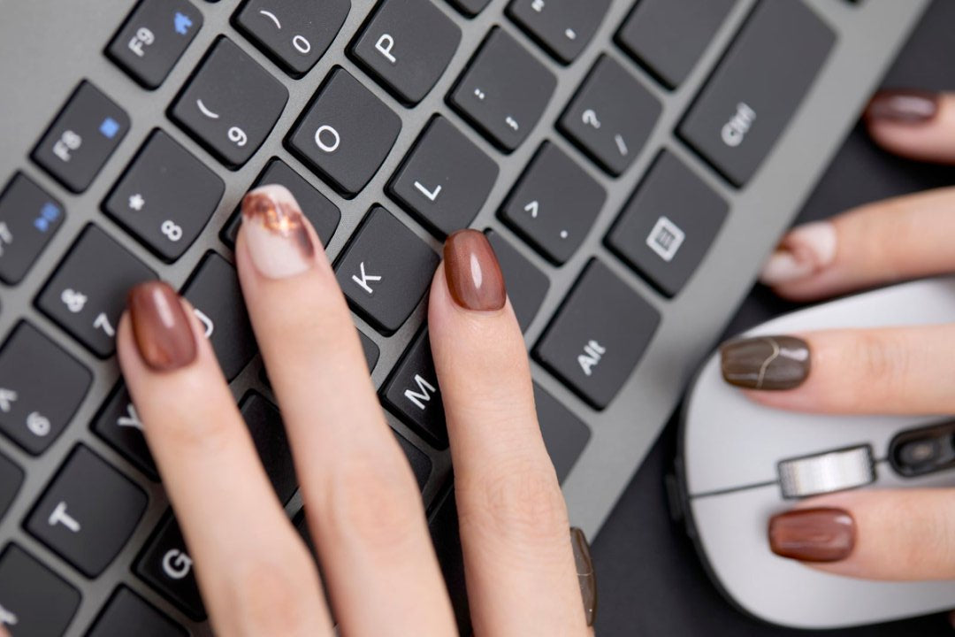 ootd.nail ブラウン × マーブルアート ジェルネイルチップ 着用イメージ|深みブラウンとミルキーベージュのマーブルにゴールドを散りばめた大人ニュアンスネイル。指先が細見えする上品デザイン。繰り返し使えるリユーザブルネイル。