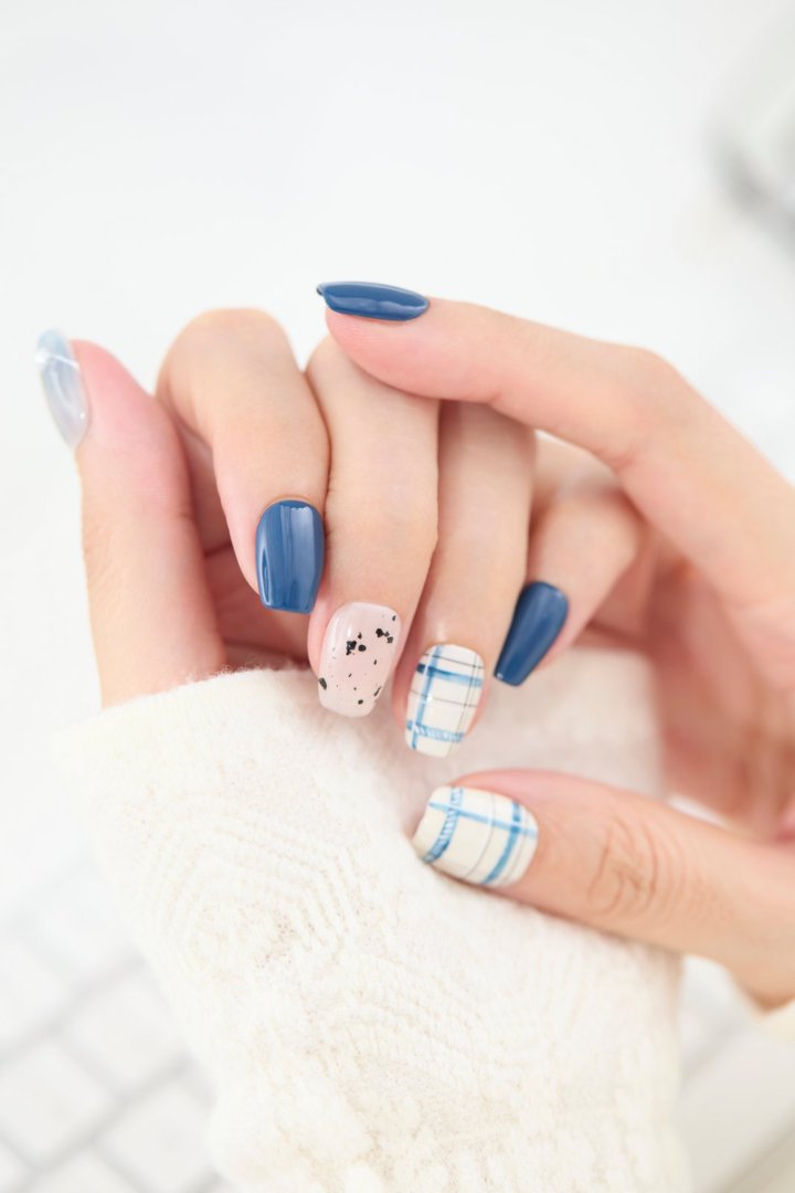 ootd.nail ネイビー × チェック柄 ジェルネイルチップ 着用イメージ|濃紺、ブルーチェック、スプリンクル柄を組み合わせた上品カジュアルなデザイン。繰り返し使えるリユーザブルネイルチップ。
