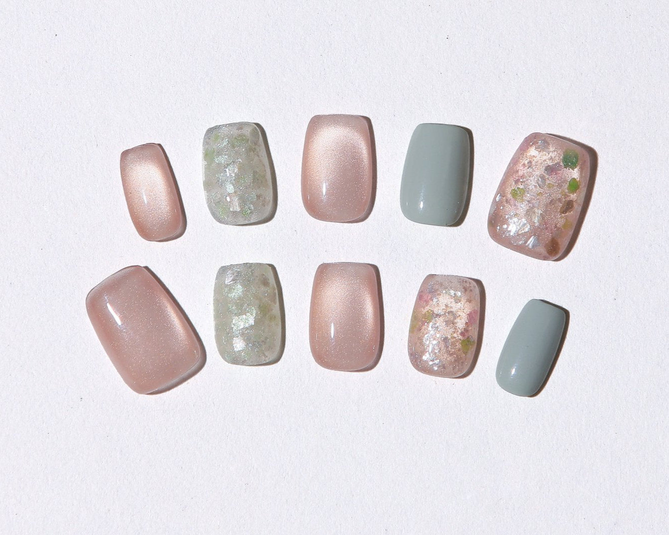 ootd.nail ニュアンスミックス ジェルネイルチップ|くすみピンクとグレージュにシェルとグリーンを合わせたナチュラルデザイン。上品でトレンド感のある大人のリユーザブルネイル。