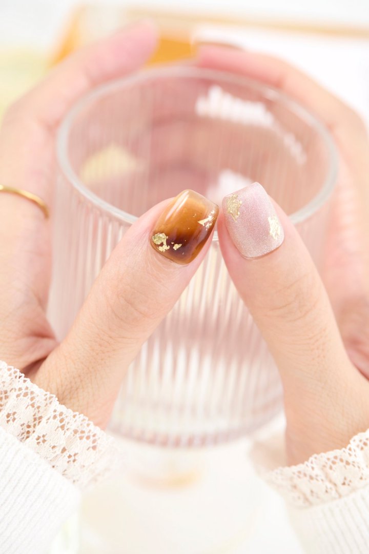 ootd.nail キャメルブラウン ジェルネイルチップ 着用イメージ|キャメルブラウンとベージュの上品グラデーションに金箔を散りばめたデザイン。柔らかくも高級感のある、繰り返し使えるジェルネイルチップ。