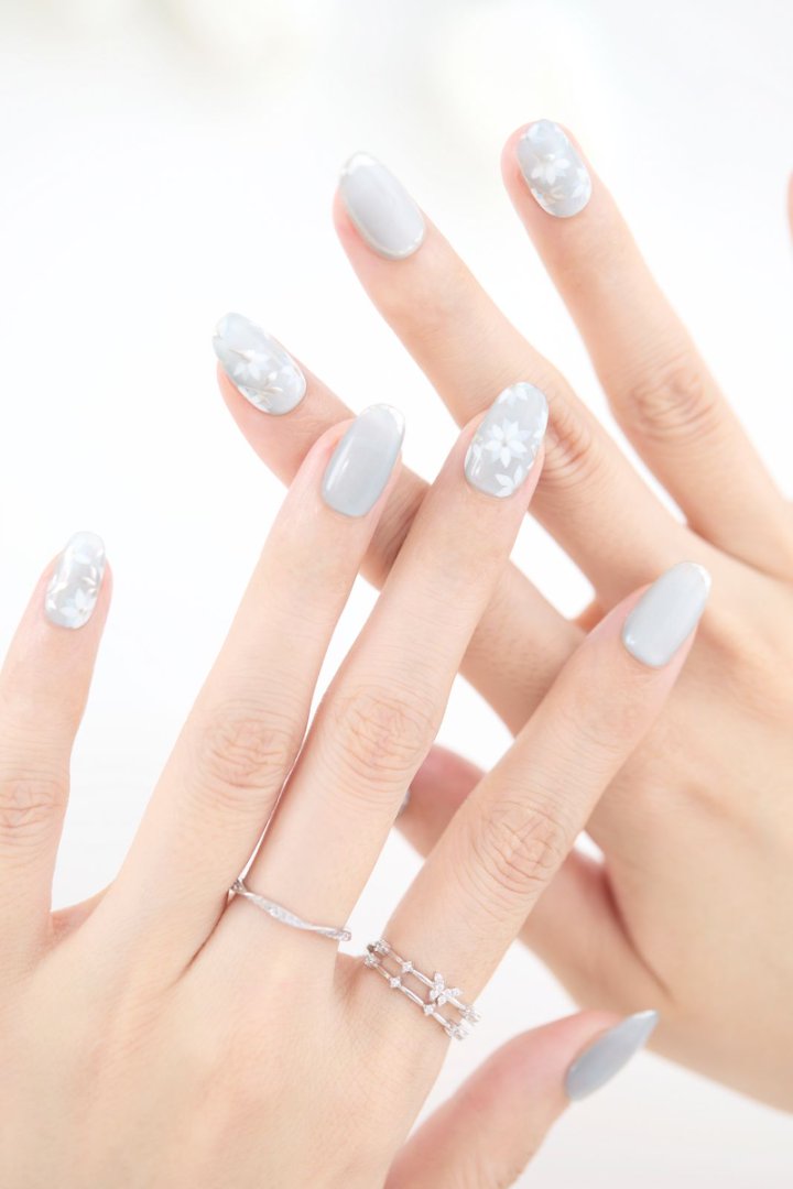 ootd.nail フラワーブルー ジェルネイルチップ 着用イメージ|くすみブルーにホワイトフラワーが映える上品デザイン。指先を爽やかに彩る大人のナチュラルネイル。
