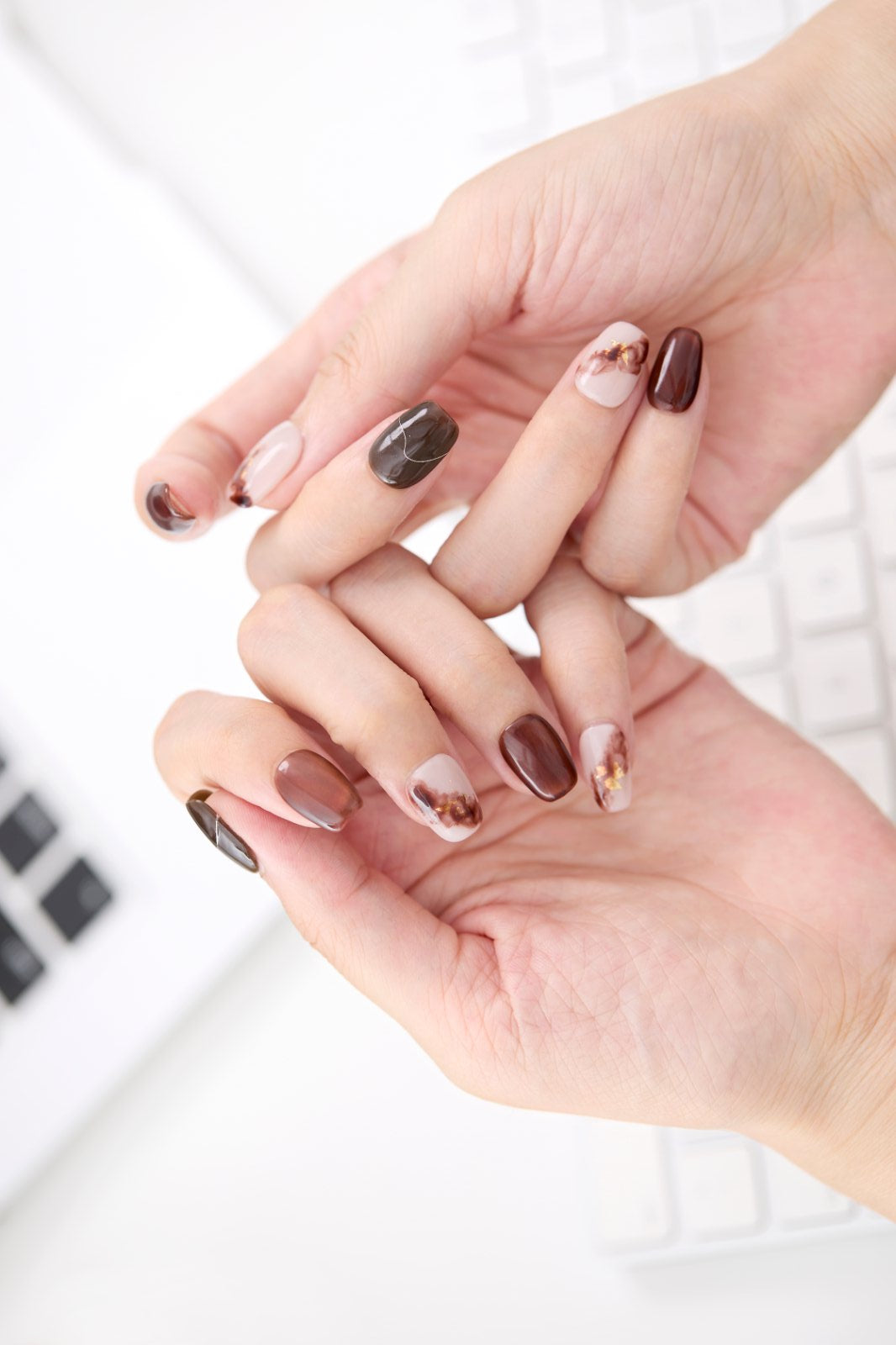 ootd.nail ブラウン × マーブルアート ジェルネイルチップ 着用イメージ|深みブラウンとミルキーベージュのマーブルにゴールドを散りばめた大人ニュアンスネイル。指先が細見えする上品デザイン。繰り返し使えるリユーザブルネイル。