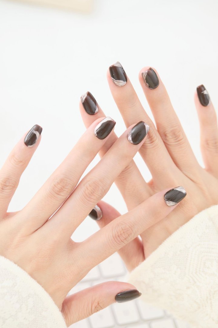 ootd.nail ダークブラウン × メタリックニュアンス ジェルネイルチップ 着用イメージ|深みのあるブラウンにシルバーのニュアンスラインを重ねたモードな指先。繰り返し使えるリユーザブルネイル