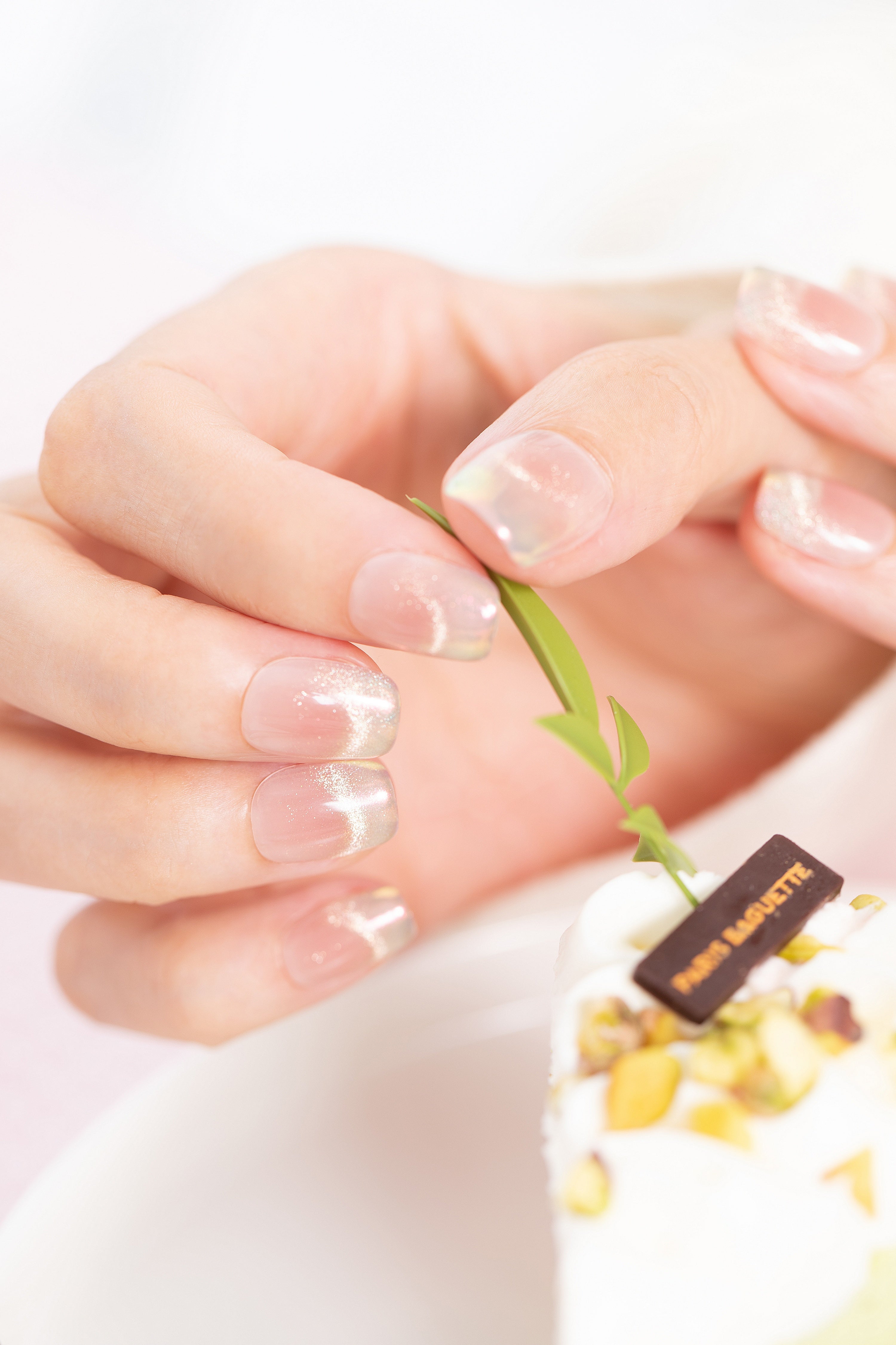 ootd.nail ミラーフレンチ ジェルネイルチップ 着用イメージ|ヌードベージュにシルバーの輝きを重ねたミラーフレンチデザイン。透明感と上品さを両立した大人のリユーザブルネイル。