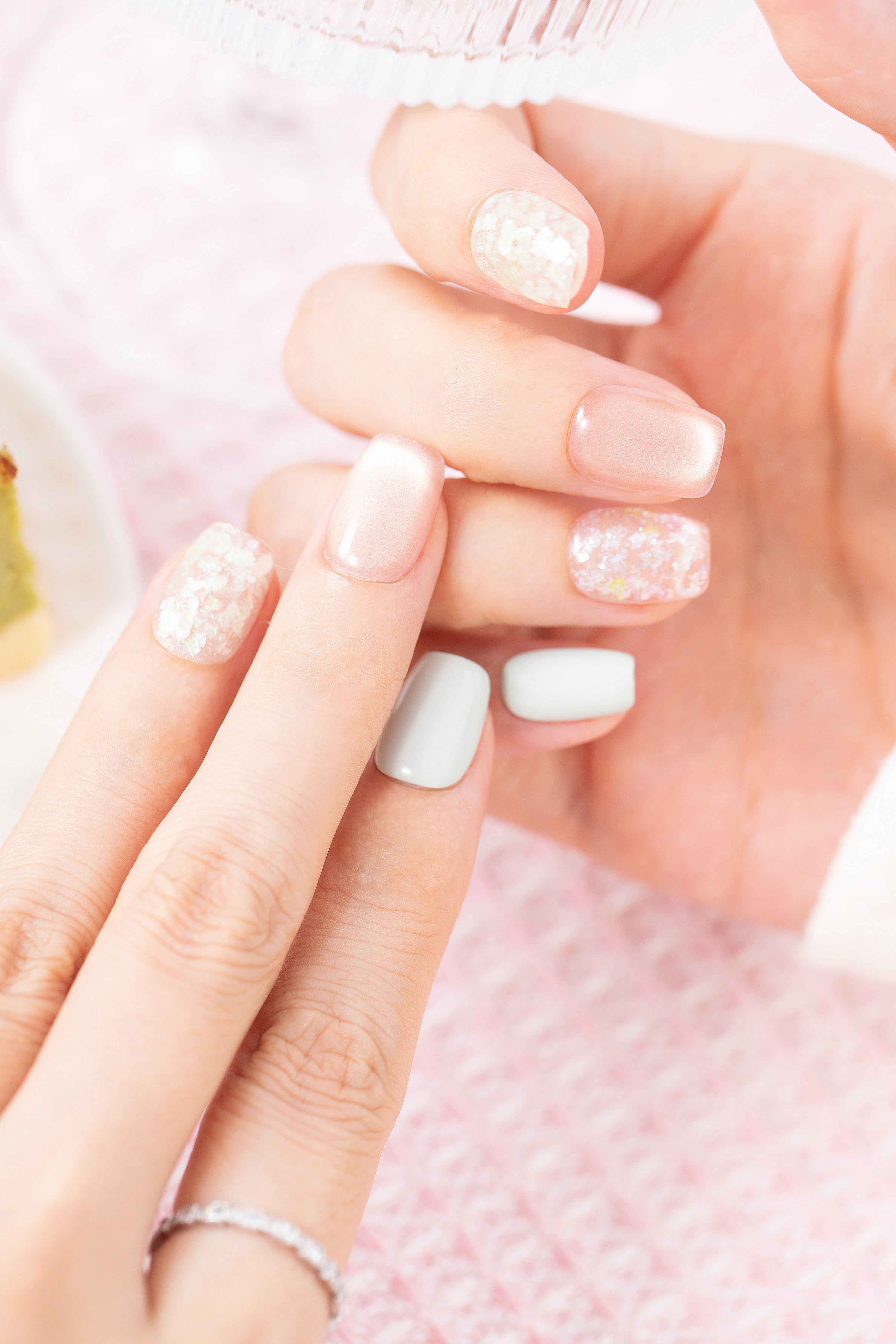 ootd.nail シェルミックス ジェルネイルチップ 着用イメージ|ピンクベージュとミントグレーに大粒シェルを合わせた透明感デザイン。上品でトレンド感のある大人ネイル。