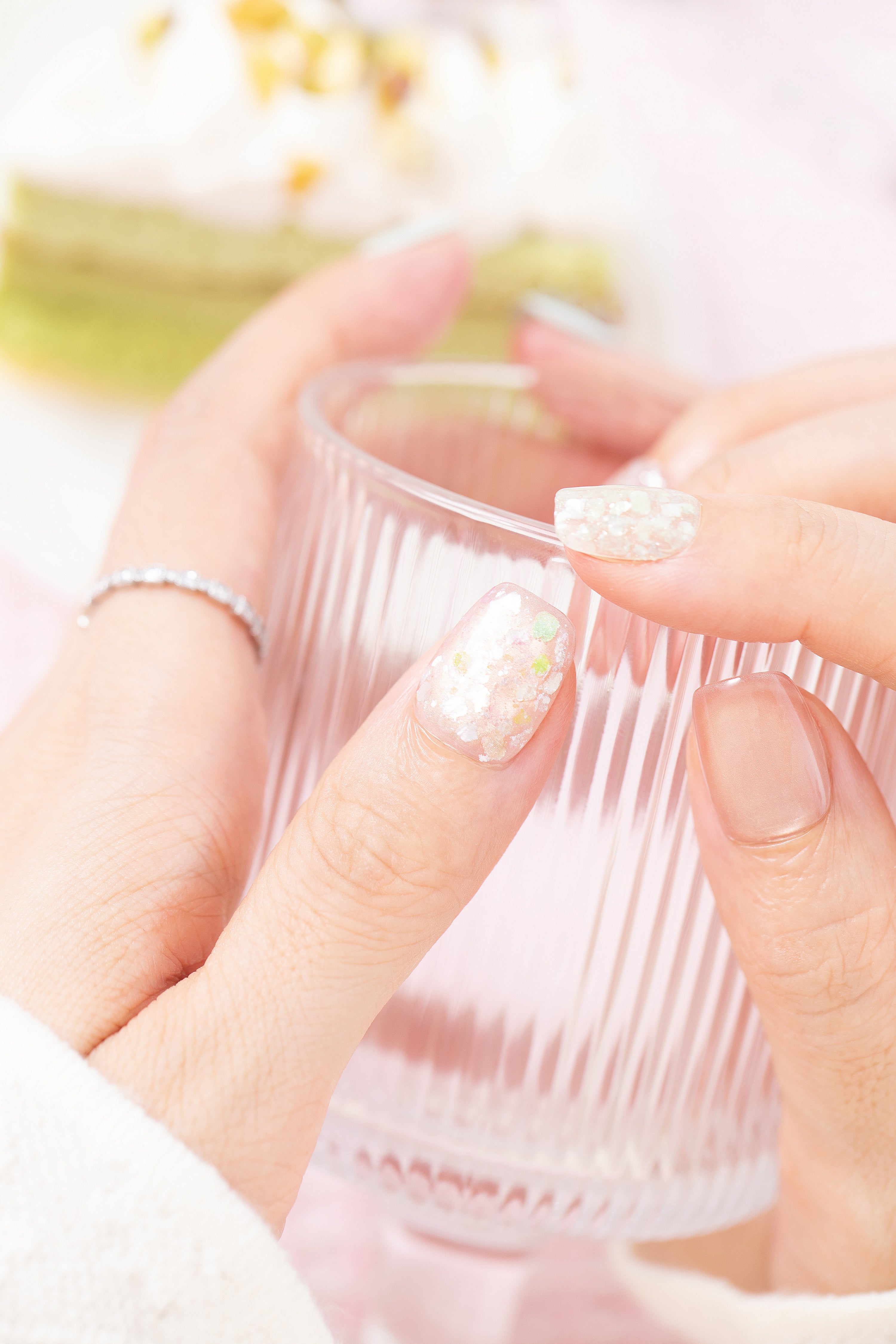 ootd.nail シェルミックス ジェルネイルチップ 着用イメージ|ピンクベージュとミントグレーに大粒シェルを合わせた透明感デザイン。上品でトレンド感のある大人ネイル。