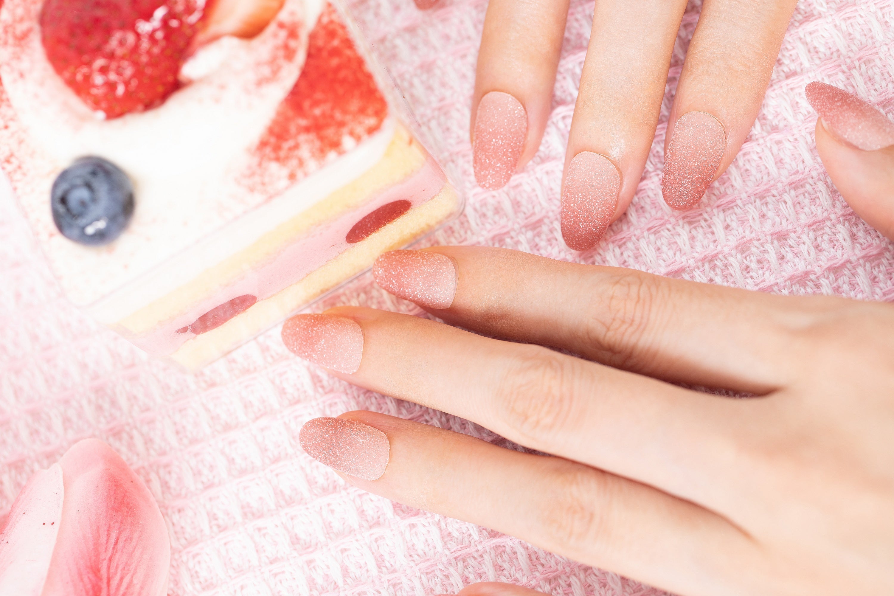 ootd.nail ピンクグラデーション ジェルネイルチップ 着用イメージ|繊細なラメが輝くサンド風質感のピンクネイル。上品で大人かわいい指先を叶えるサロン級リユーザブルネイル。
