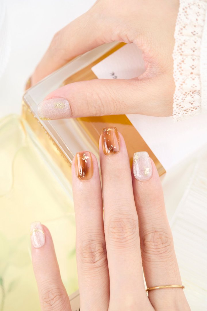 ootd.nail キャメルブラウン ジェルネイルチップ 着用イメージ|キャメルブラウンとベージュの上品グラデーションに金箔を散りばめたデザイン。柔らかくも高級感のある、繰り返し使えるジェルネイルチップ。