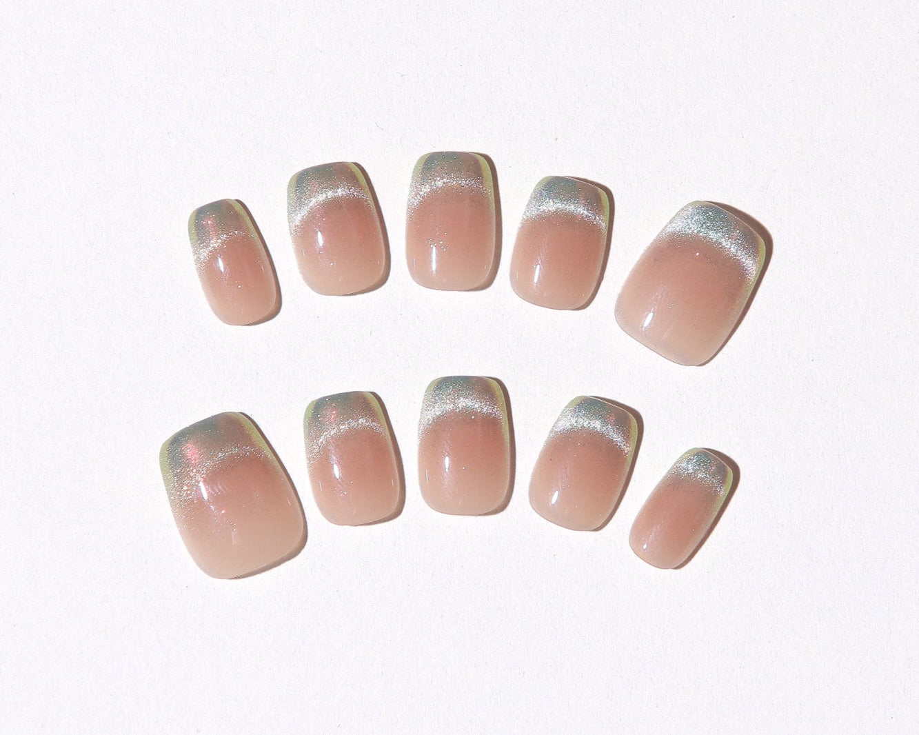 ootd.nail ミラーフレンチ ジェルネイルチップ|ヌードベージュにシルバーのミラーフレンチを重ねた上品デザイン。指先にさりげない輝きを添える大人のサロン級ネイル。