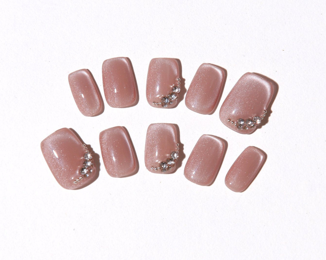 ootd.nail くすみピンク × ビジューライン ジェルネイルチップ|肌なじみの良いくすみピンクに、上品なビジューをカーブ状にあしらった大人可愛いデザイン。繰り返し使えるリユーザブルネイル。
