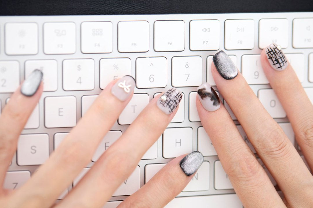 ootd.nail グレー × ブラックアート ジェルネイルチップ 着用イメージ|シルバーラメ、手描き風格子ライン、ブラックフレンチ、上品リボンパーツを組み合わせた大人モードなデザイン。繰り返し使えるリユーザブルネイル。