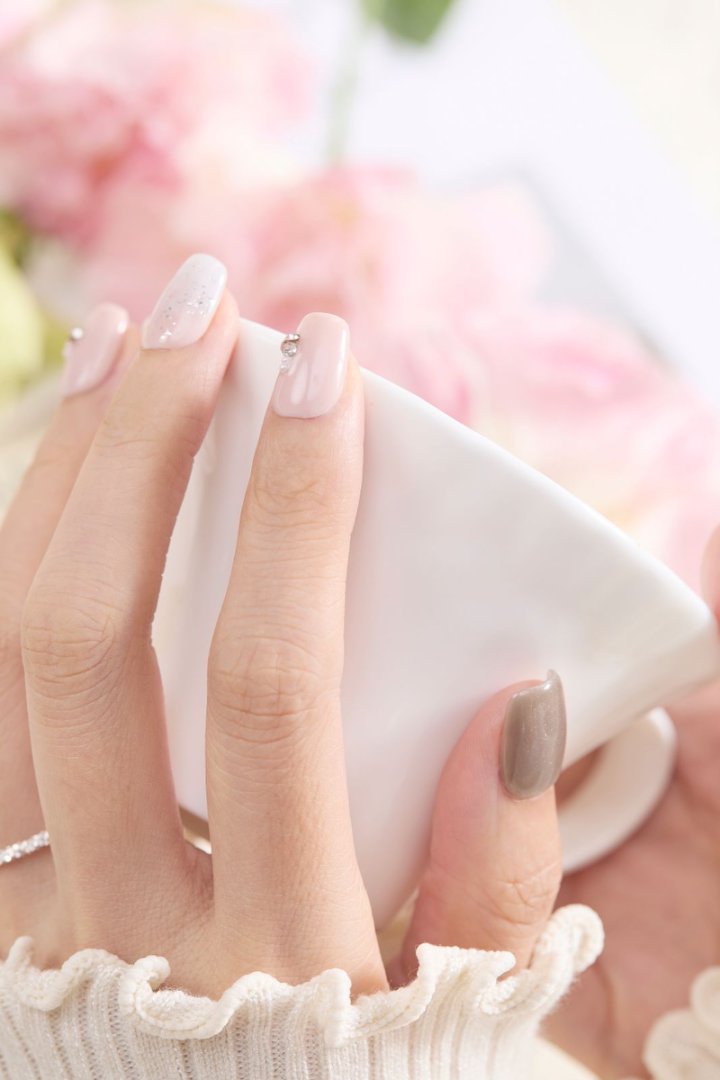 ootd.nail ヌードピンク × シルバーラメ ジェルネイルチップ 着用イメージ|上品なピンクベージュにストーンとラメを散りばめた清楚な指先を演出。デートやオフィスにも使える繰り返し使えるリユーザブルネイル。