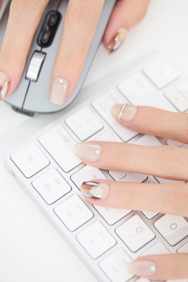 ootd.nail ブラウンニュアンス ジェルネイルチップ|ブラウンとベージュを重ねたニュアンスデザインに、メタルパーツと控えめなラメを添えた上品な仕上がり。落ち着いた印象でオフィスにもぴったりな、繰り返し使えるジェルネイルチップ。