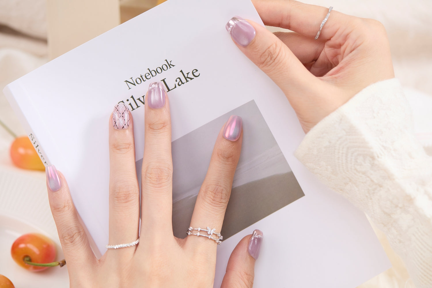 わたしらしさを引き立てる、大人の上品ショートネイルチップ