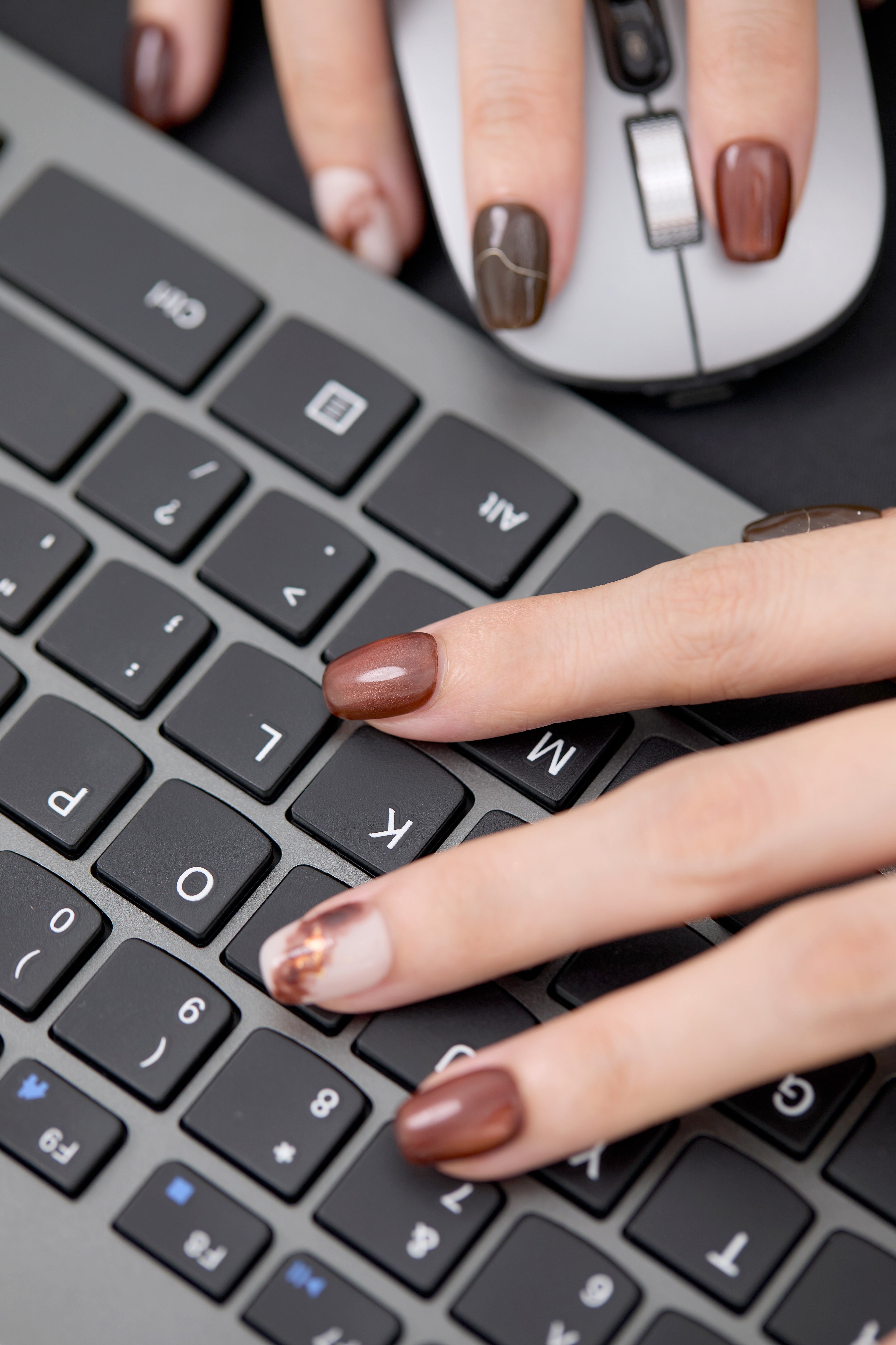 落ち着いたブラウンが大人の余裕を感じさせる