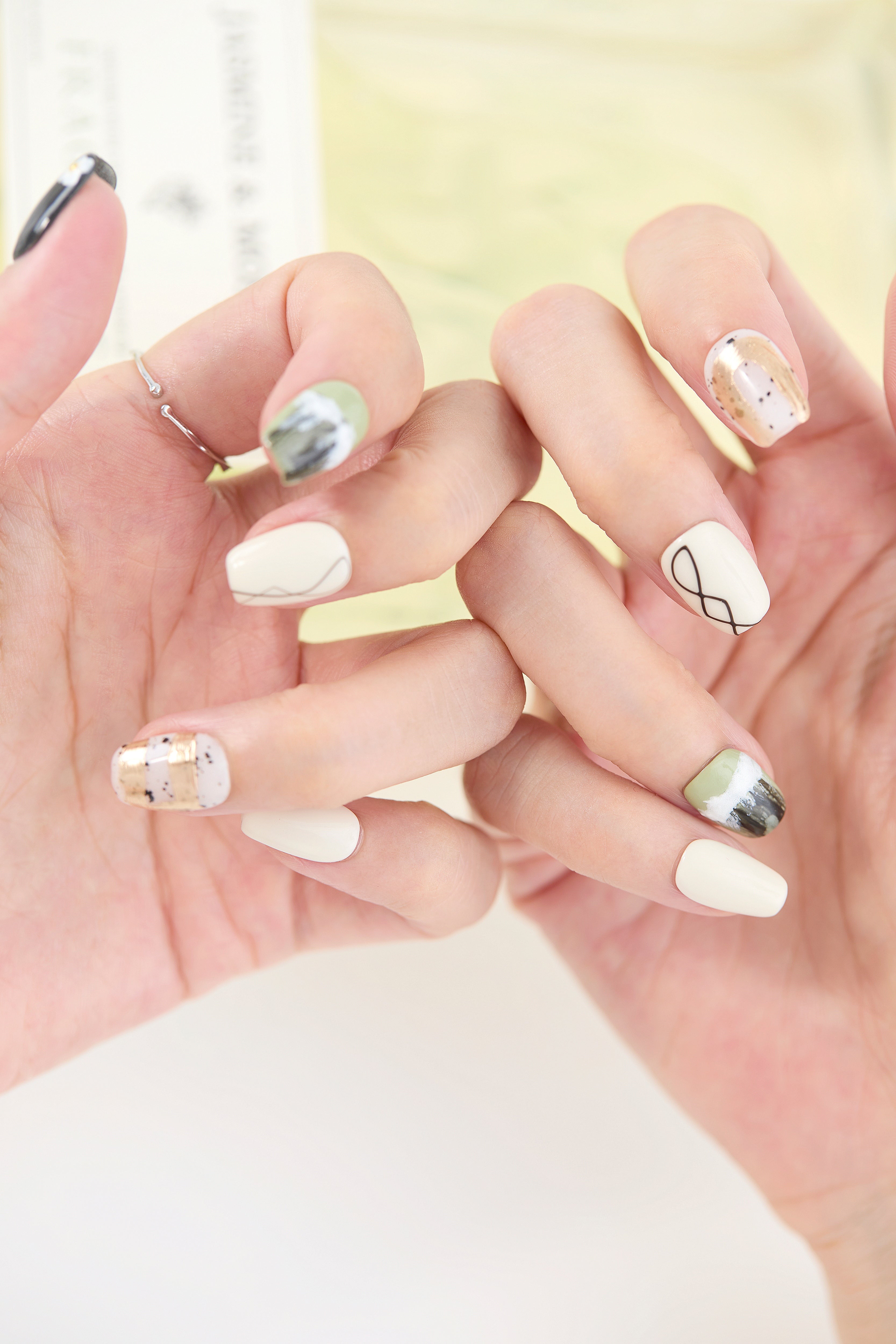 ちょっと気分を変えたい日に選びたくなる、 余白を活かしたラインアートネイル。