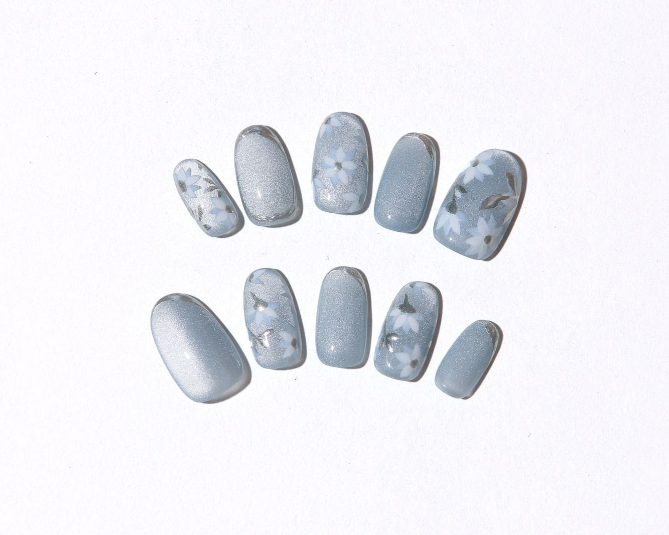 ootd.nail フラワーブルー ジェルネイルチップ｜くすみブルーにホワイトフラワーを描いた上品デザイン。涼しげで洗練された印象を与える大人のジェルネイルチップ。