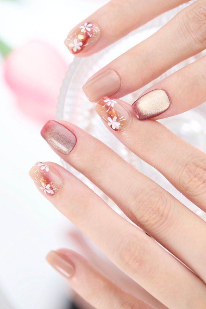 ootd.nail レッドフラワー ジェルネイルチップ 着用イメージ｜深みのあるレッドとベージュに白い花をあしらった華やかなデザイン。上品な指先を演出する、繰り返し使えるジェルネイルチップ。