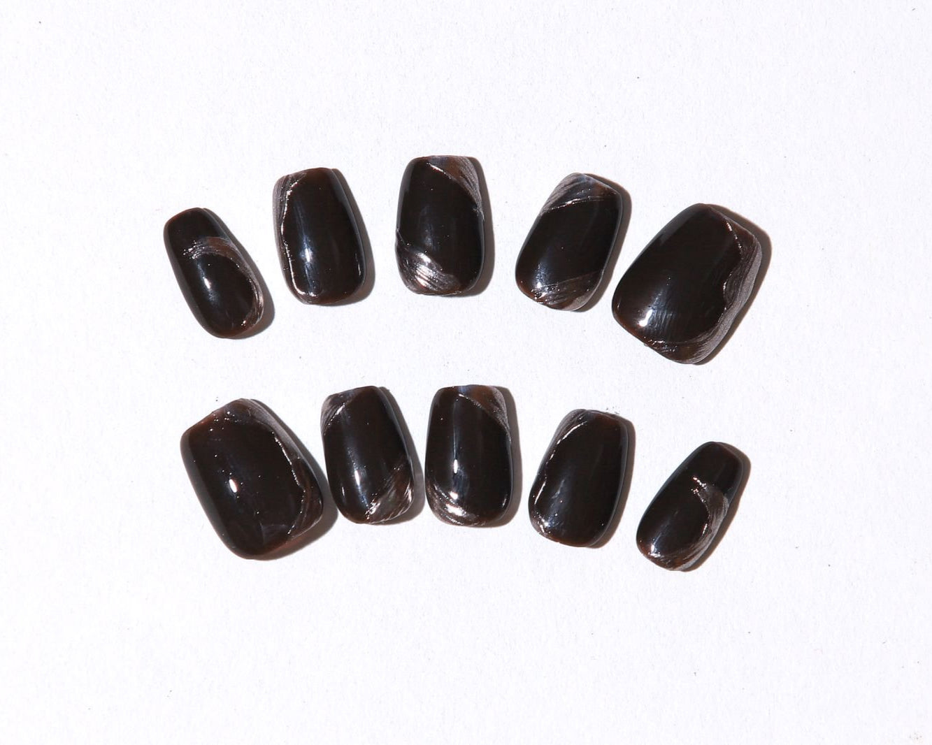 ootd.nail ダークブラウン × ニュアンスアート ジェルネイルチップ｜深みのあるブラウンに繊細なマーブル模様を重ねた大人シックなデザイン。繰り返し使えるリユーザブルネイル。