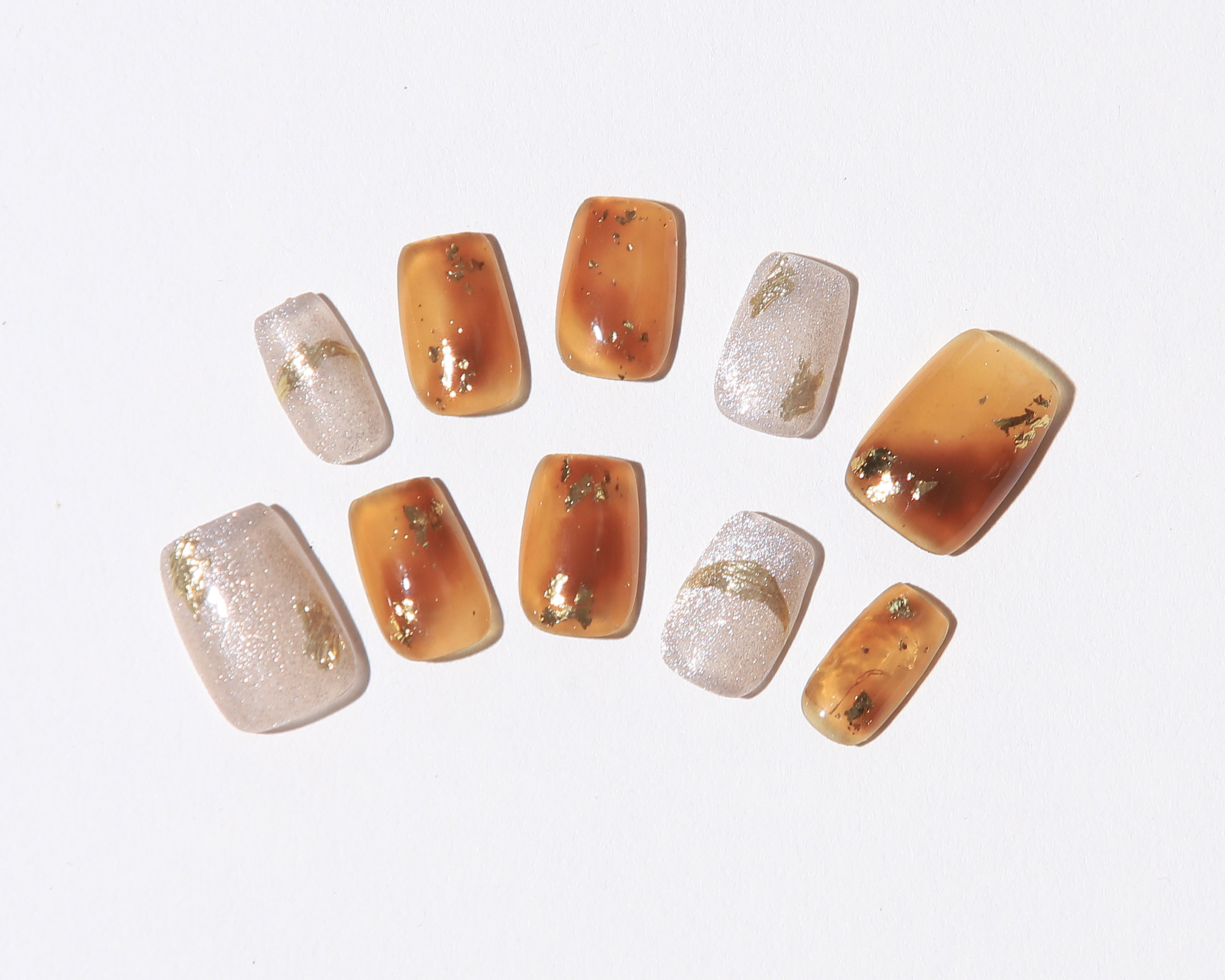 ootd.nail キャメルブラウン ジェルネイルチップ｜琥珀のようなブラウンとシャンパンベージュに金箔アートを合わせた上品デザイン。秋冬のファッションに映える繰り返し使えるネイルチップ。