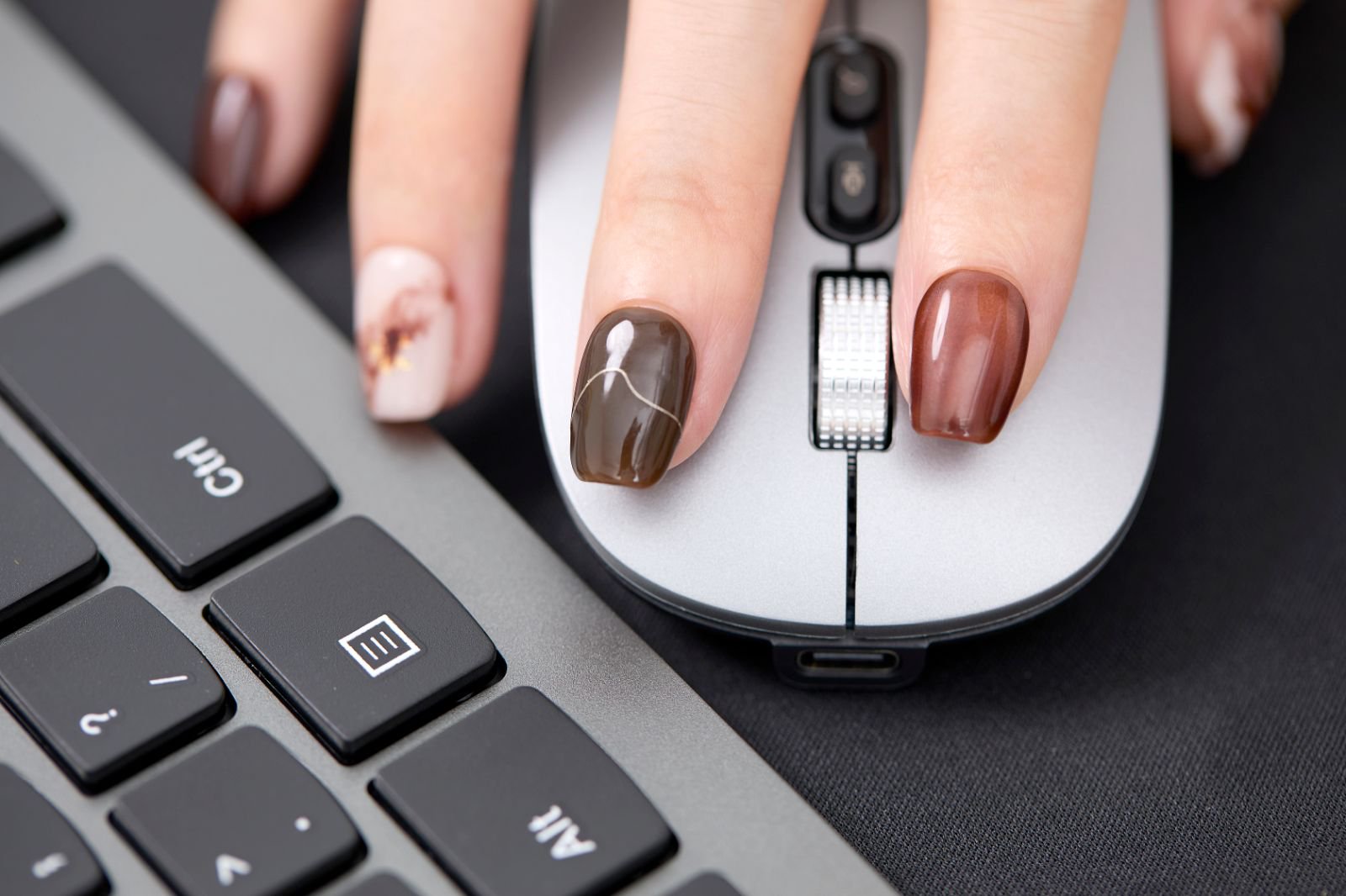 ootd.nail ブラウン × マーブルアート ジェルネイルチップ 着用イメージ｜深みブラウンとミルキーベージュのマーブルにゴールドを散りばめた大人ニュアンスネイル。指先が細見えする上品デザイン。繰り返し使えるリユーザブルネイル。