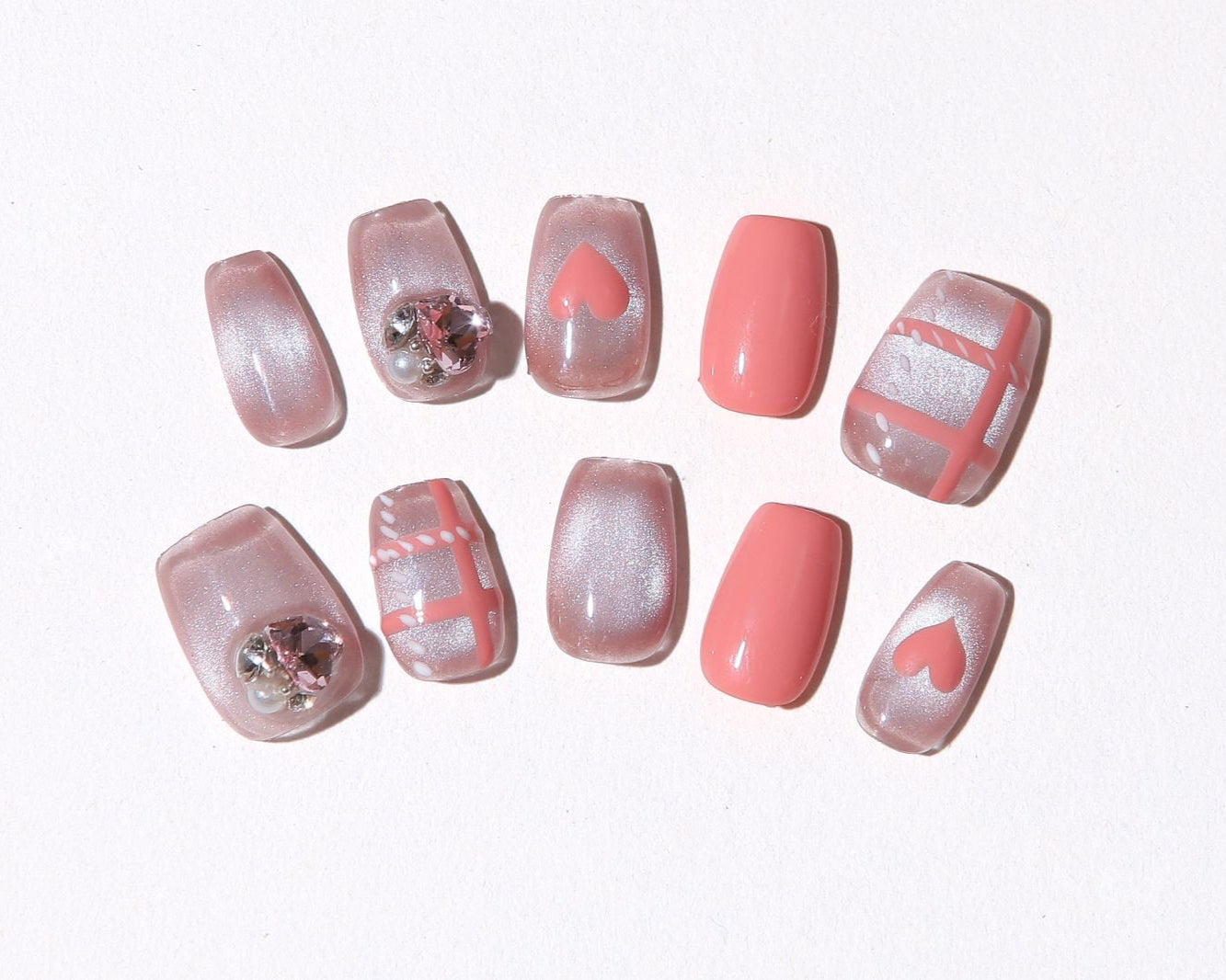 ootd.nail ピーチオレンジ、ピンク × シルバーラメ、ストーン、 ジェルネイルチップ｜上品なヌードピンクにストーン、チェック柄、ハートアートを合わせた大人可愛いデザイン。繰り返し使えるリユーザブルネイル。