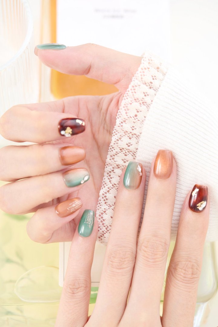 ootd.nail グリーンブラウン ジェルネイルチップ 着用イメージ｜カーキグリーンとブラウンの上品グラデーションに、金箔＆ビジューをあしらった大人デザイン。秋冬ファッションに映える繰り返し使えるネイルチップ。