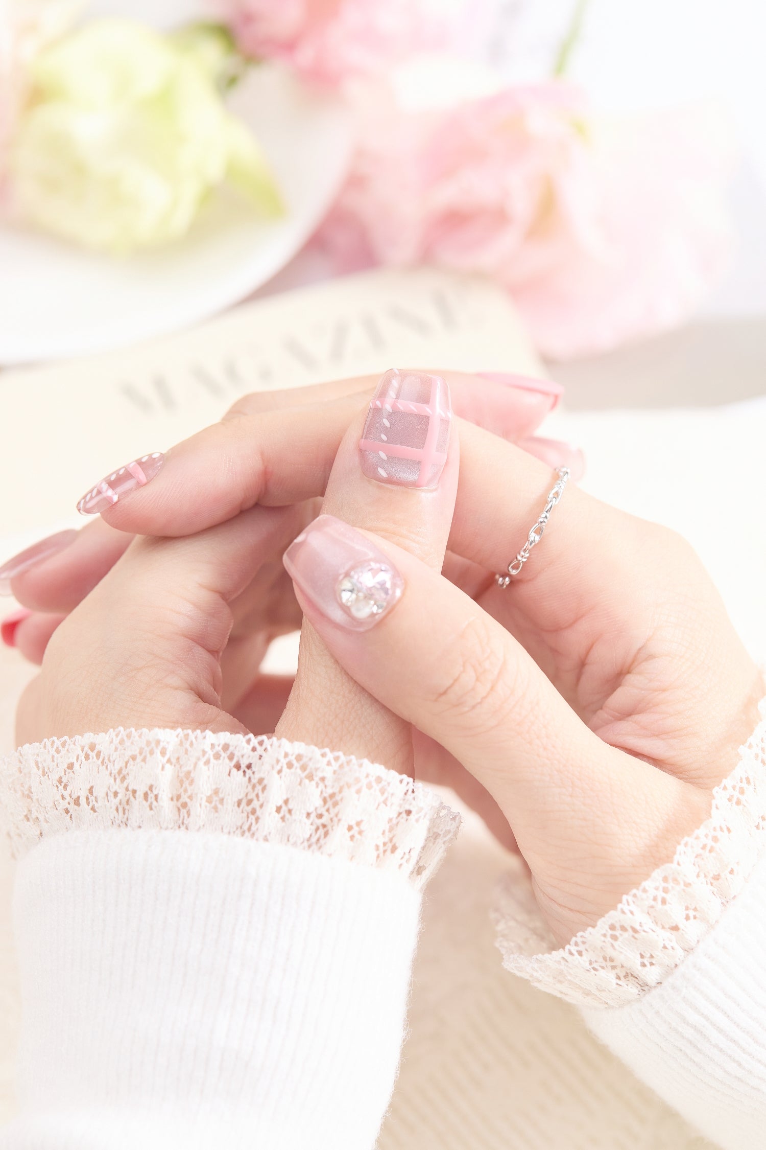 ootd.nail ピーチオレンジ、ピンク × シルバーラメ、ストーン、 ジェルネイルチップ着用イメージ｜上品なヌードピンクにストーン、チェック柄、ハートアートを合わせた大人可愛いデザイン。繰り返し使えるリユーザブルネイル。