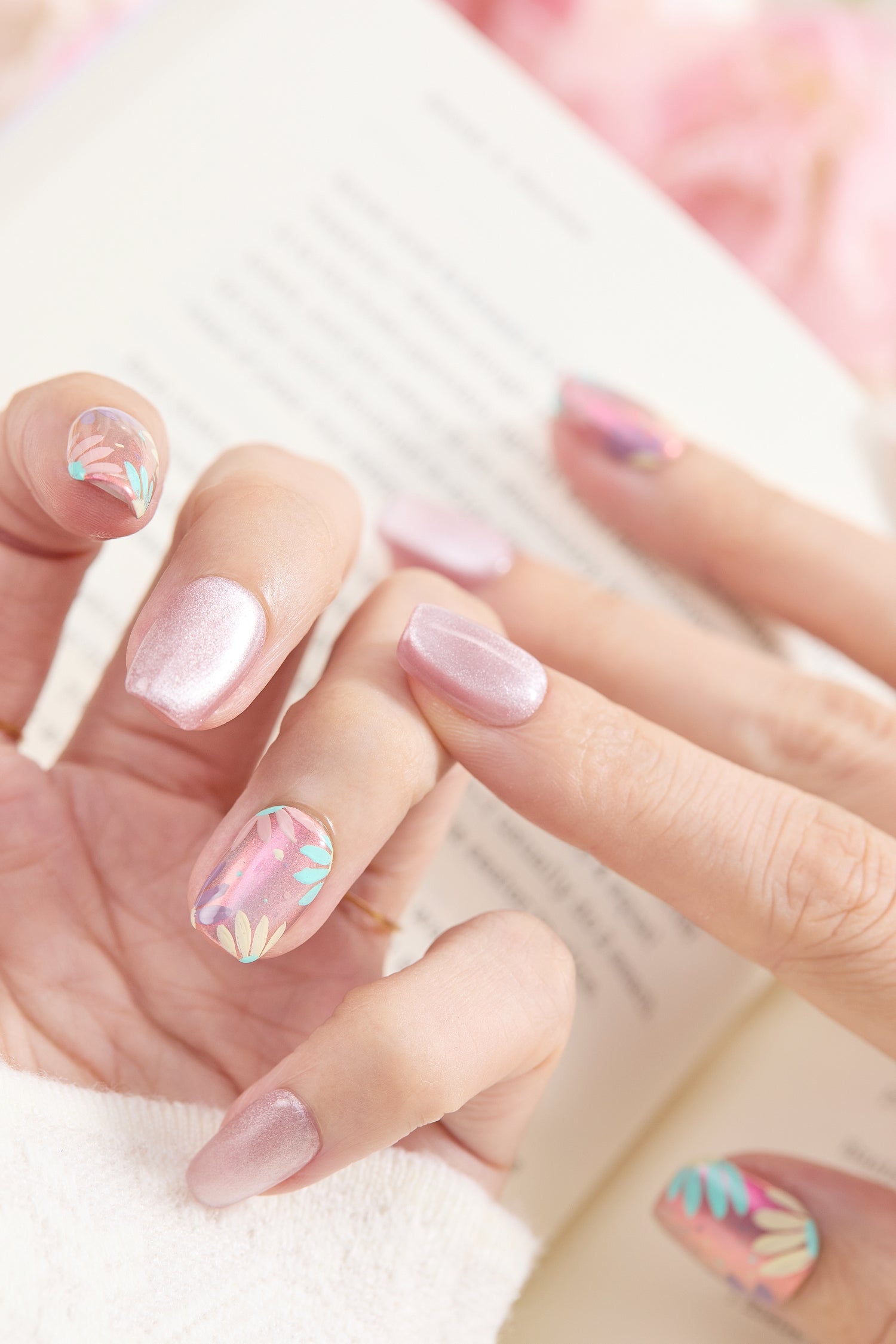 ootd.nail ピンク × マグネット ジェルネイルチップ｜上品な花柄、ハンドメイド、グラデラメ、シルバーマグネットを合わせた大人可愛いデザイン、着用イメージ。繰り返し使えるリユーザブルネイル。