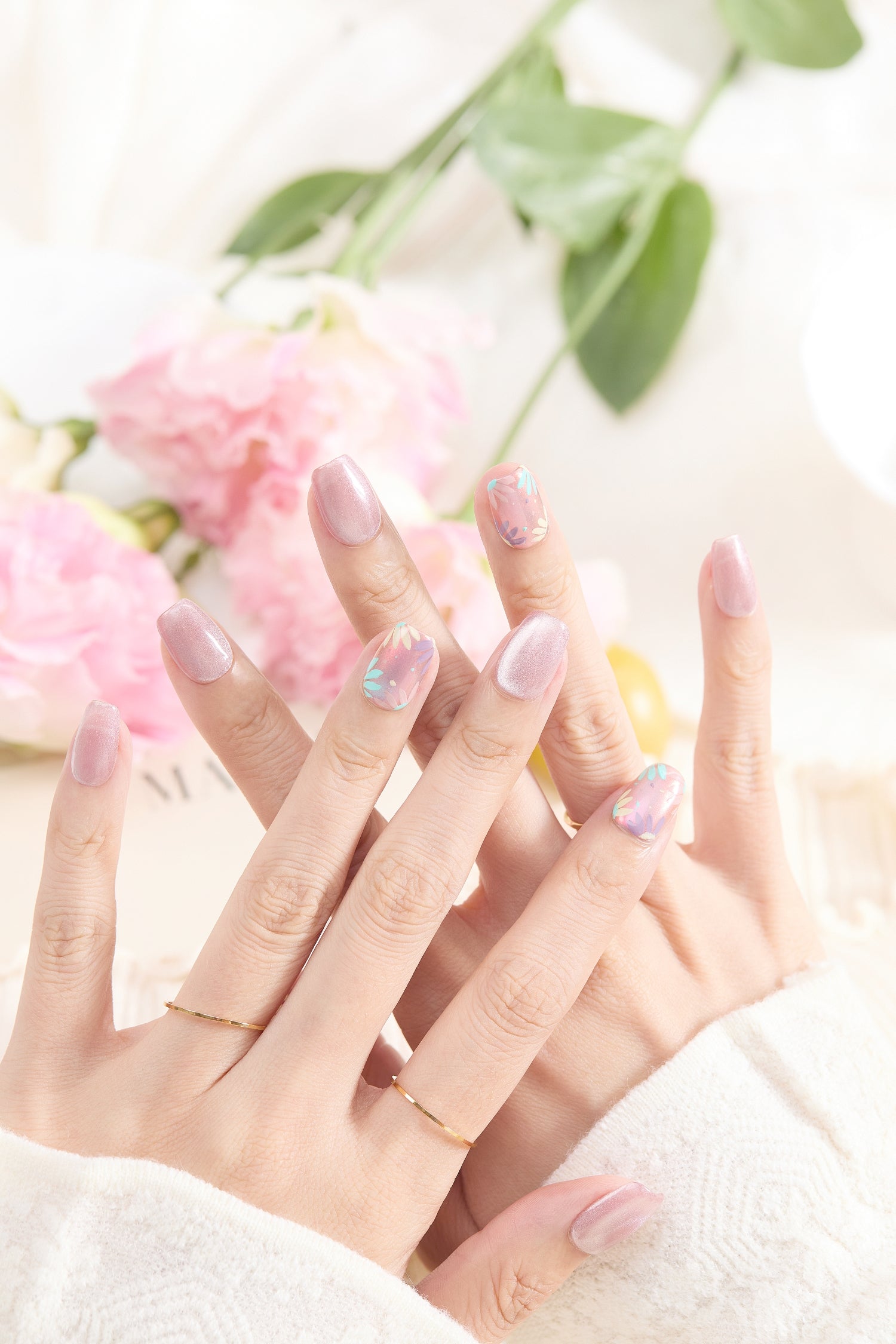 ootd.nail ピンク × マグネット ジェルネイルチップ｜上品な花柄、ハンドメイド、グラデラメ、シルバーマグネットを合わせた大人可愛いデザイン、着用イメージ。繰り返し使えるリユーザブルネイル。